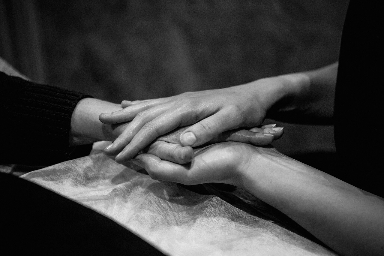 Hands-5784868 1280