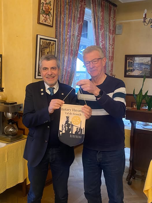 Remise du fanion au gouverneur Jean-Christophe ERBSTEIN