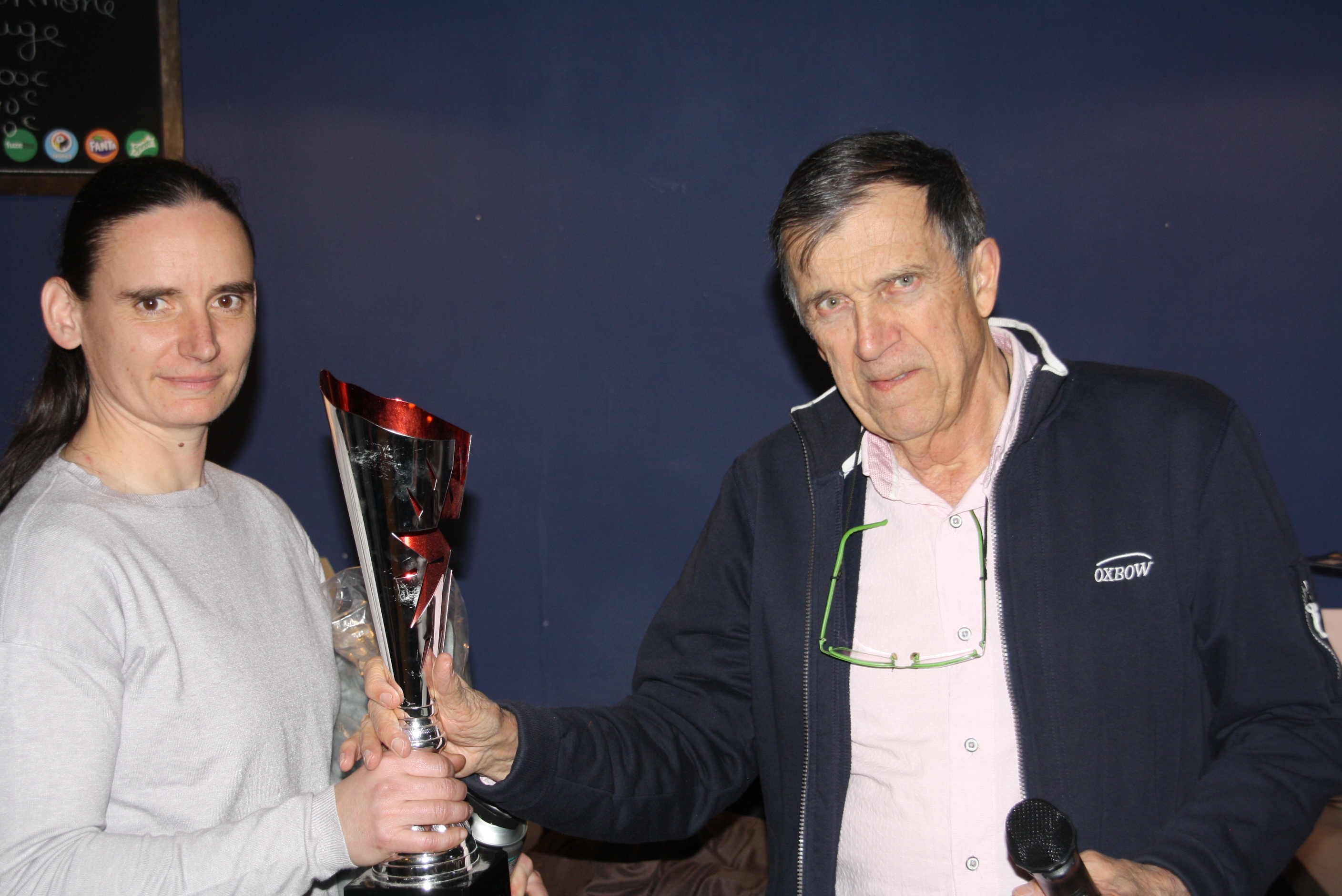 Bernard-Galard-remet-le-trophee-a-Aurelie-Furlano-