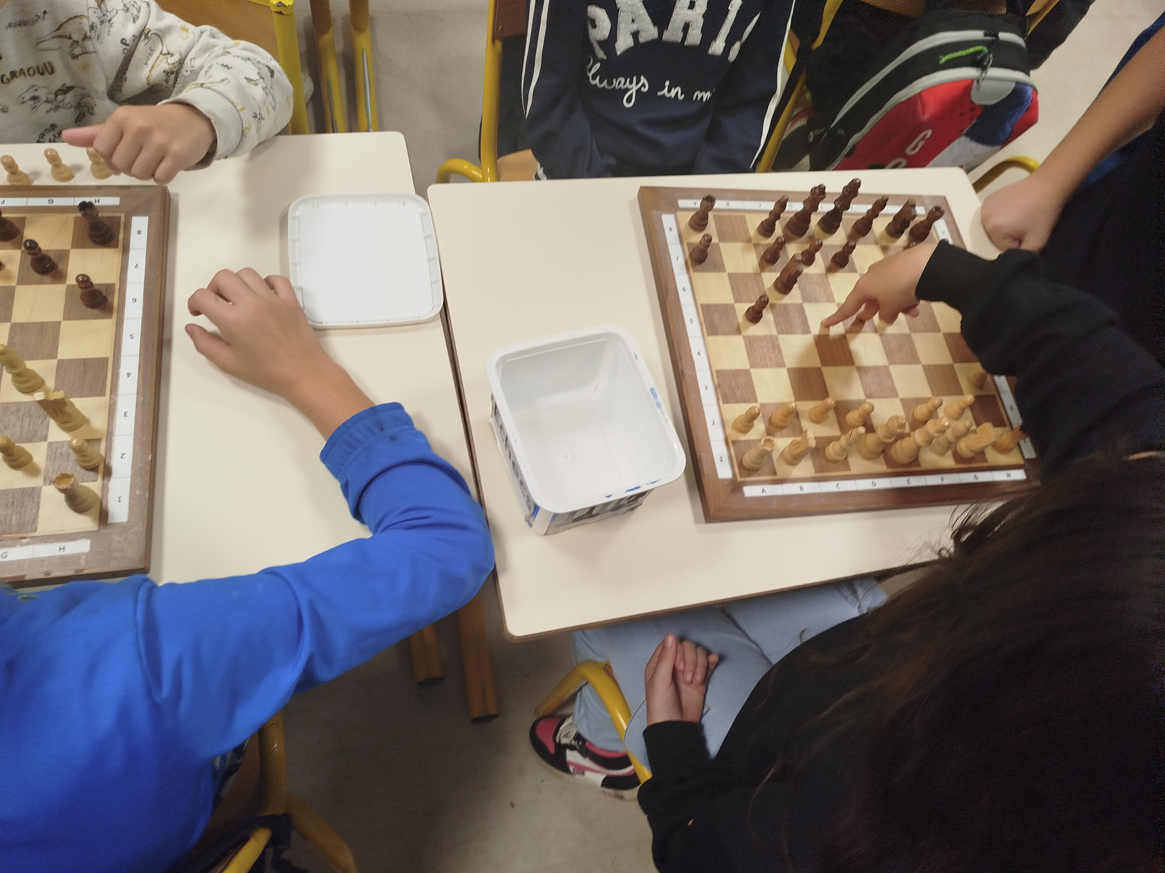 Les collègiens initient leurs camarades du primaire aux échecs
