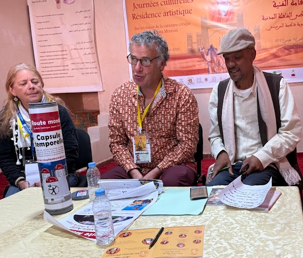 jumelage 
Depuis 75 ans, les citoyens du monde s'efforcent de supprimer les frontières grâce à la création de la Route Sans Frontières. 
Depuis quatre ans, routemondiale.fr travaille à développer cette initiative, avec un premier pas symbolique : l'installation d'une borne à Zagora. Le jumelage entre cette borne est une étape logique pour renforcer les liens entre les communautés.
Jean-Marie Azaïs et Mohamed Bannour ont également uni leurs compétences pour parrainer ces deux bornes.
Impliquer les enfants de l’Oasis du Larzac et de Zagora dans ce projet car ils sont les future citoyennes citoyens du monde. 
Suivez l'actualité de Routemondiale.fr et participez à cette belle aventure en adhérant à l'association. Les échanges entre les enfants du monde représentent notre avenir.
