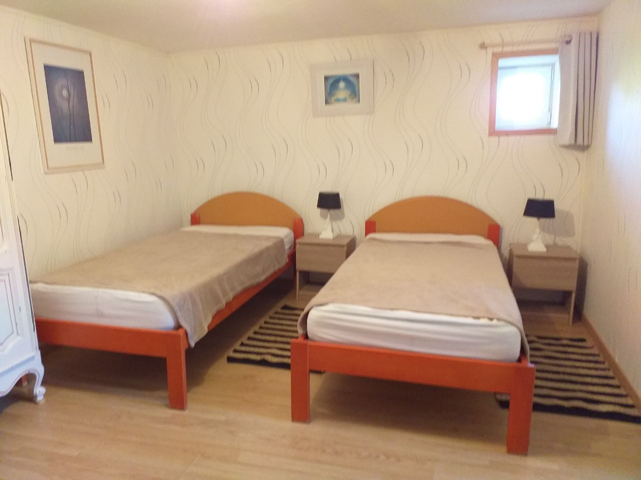 Chambre 2 lits rouges