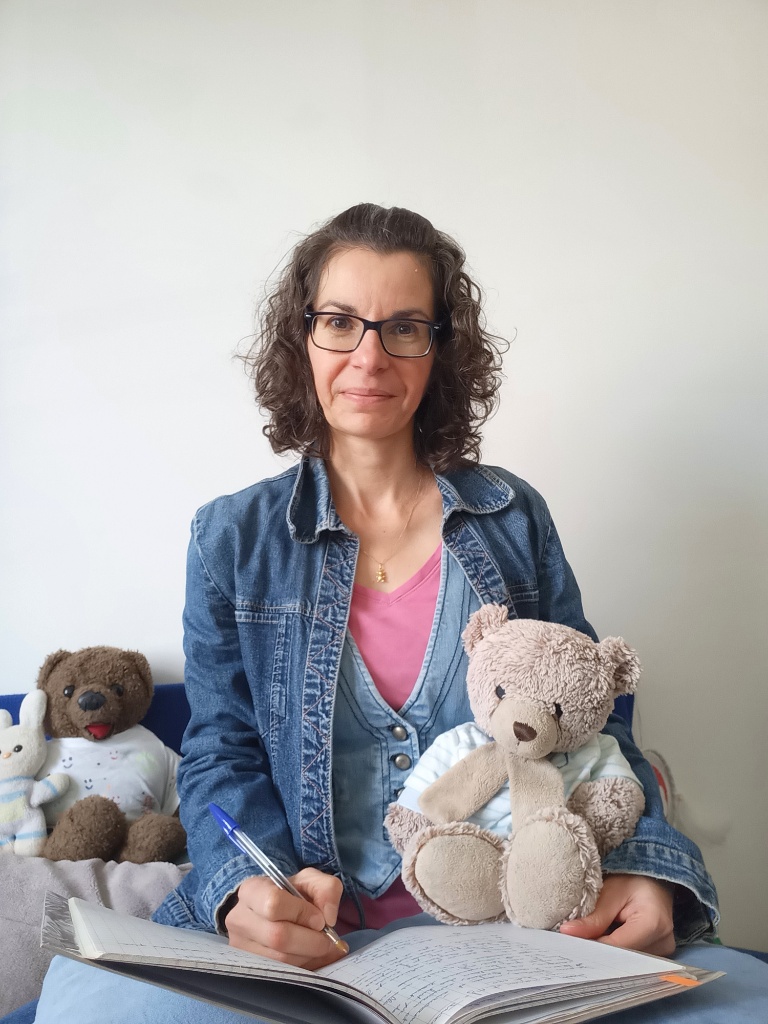 Sabrina qui écrit pour ses clientes.