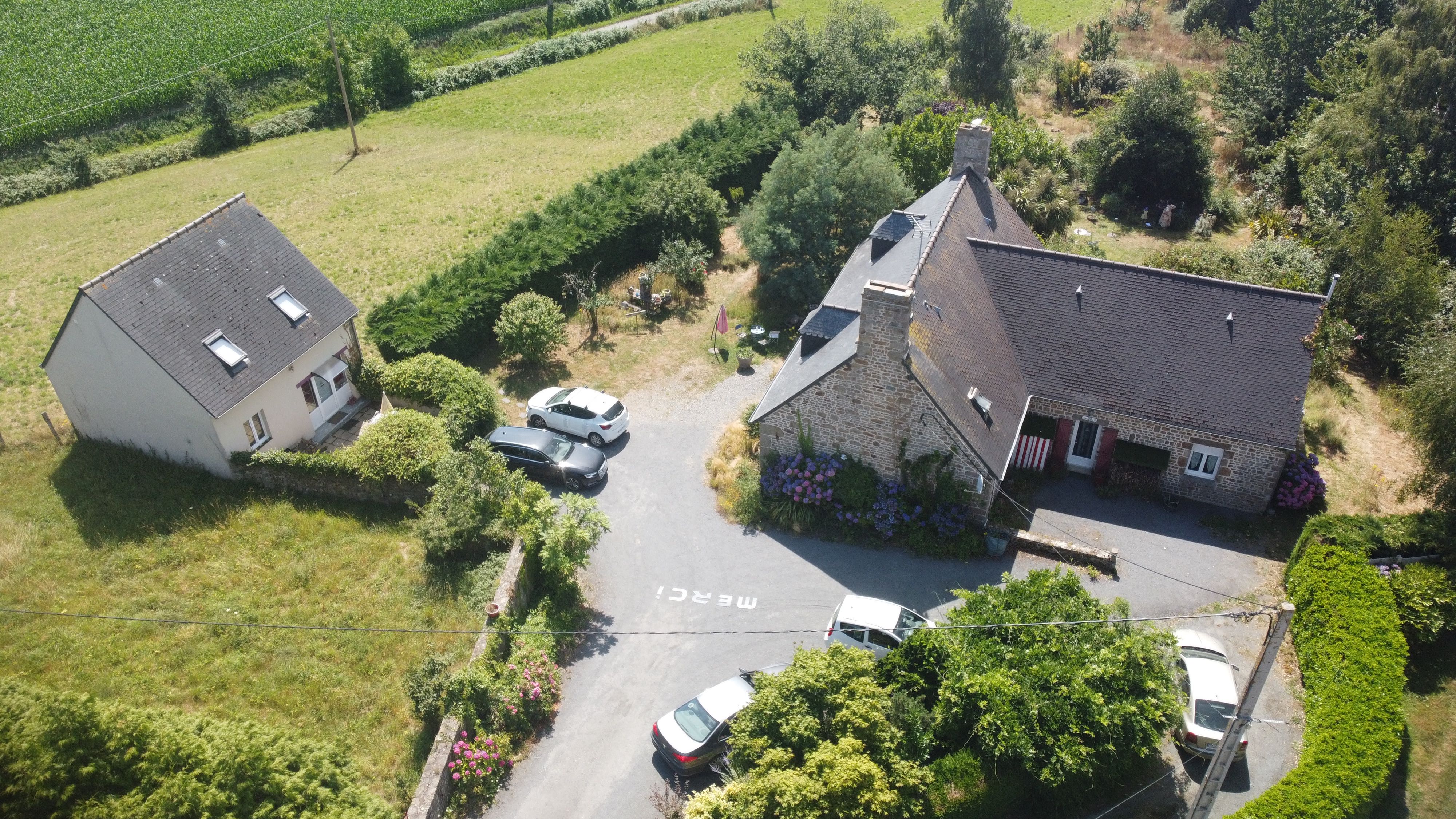 Vue aérienne du domaine de l'Angevinière à Saint-Laurent-de-Terregatte dans la Baie du Mont Saint Michel