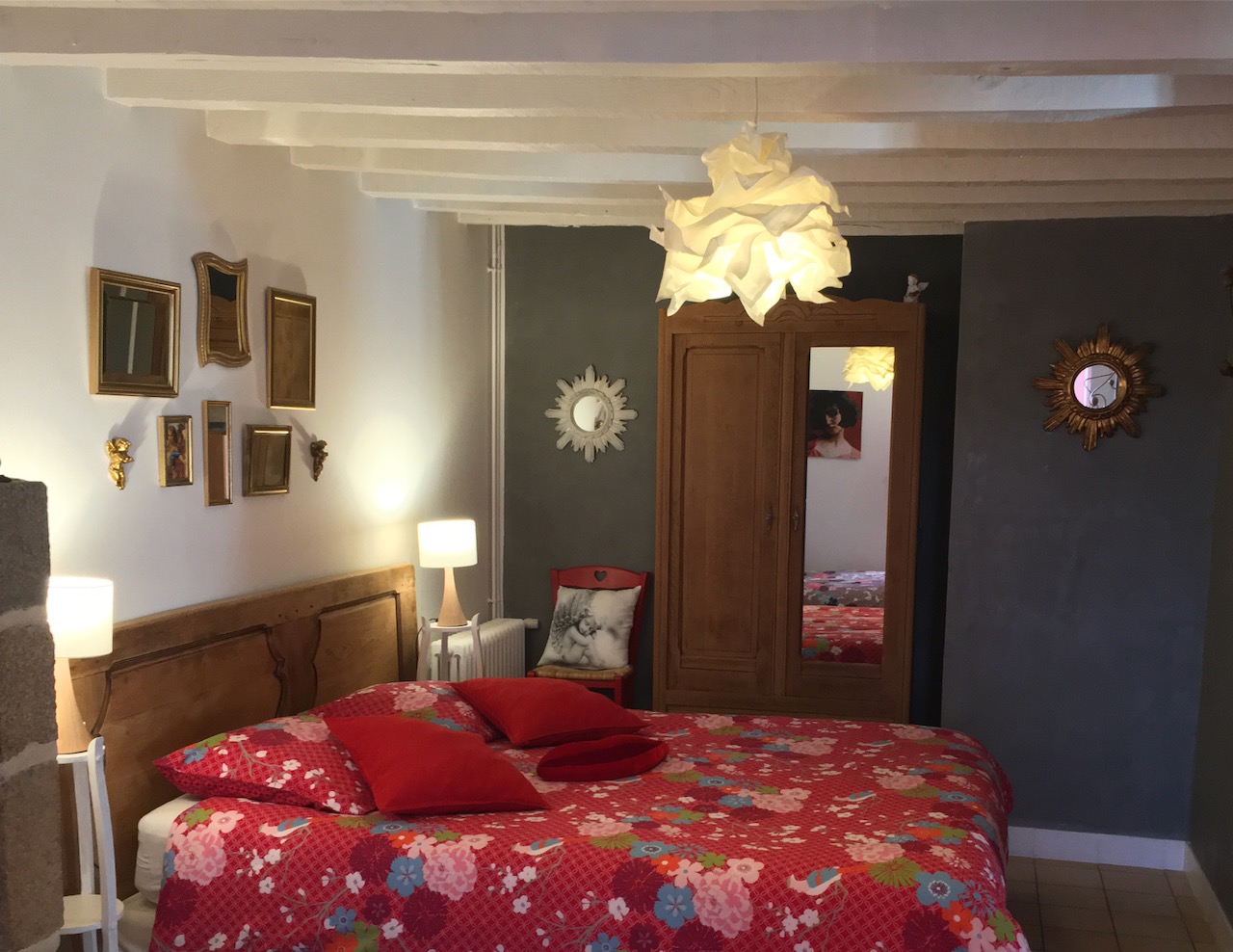 Chambre à la décoration artistique et aux couleurs chaleureuses, agrémentés d'anges