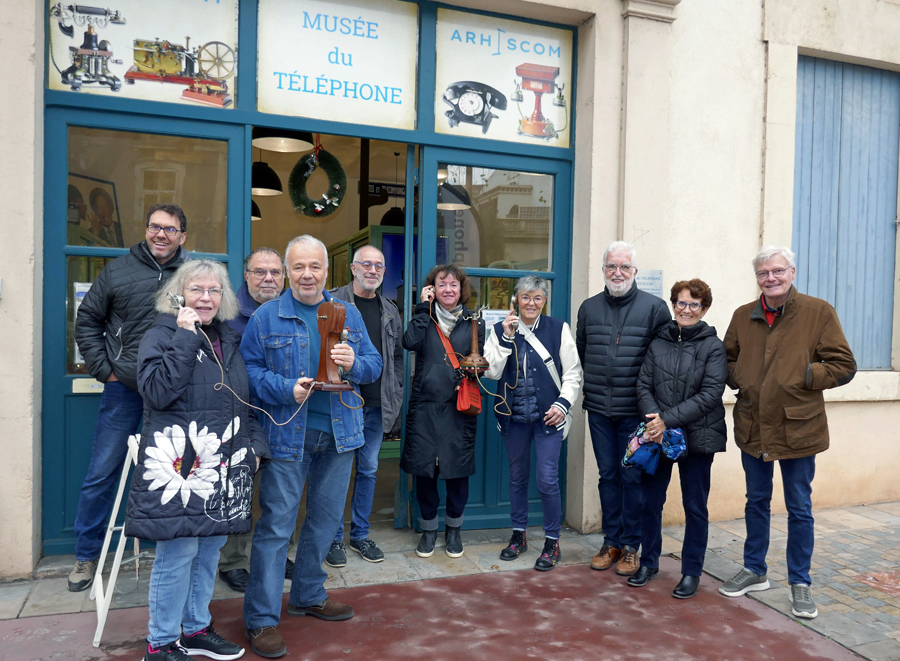 Des ambassadeurs en visite au musée du téléphone 
