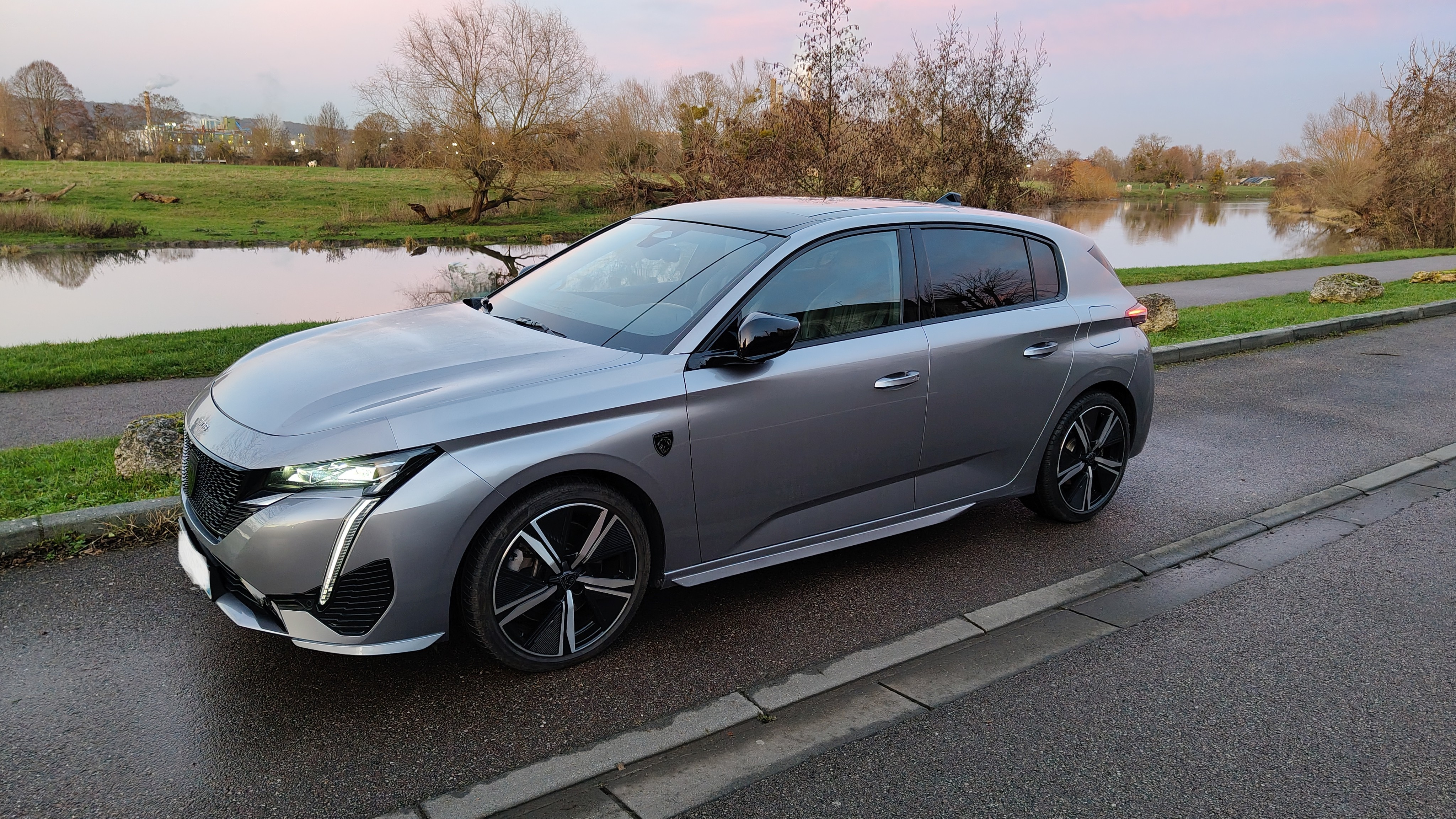 VTC/Taxi Val de Reuil, agglomération Seine Eure, chauffeur privé, voiture hybrid écologique