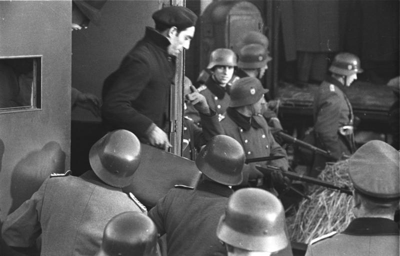 Bundesarchiv bild 101i 027 1477 05  marseille  gare d arenc  deportation von juden