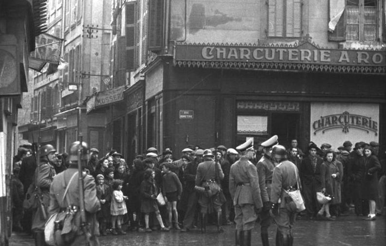 Bundesarchiv bild 101i 027 1477 04  marseille  rue bonneterie  razzia