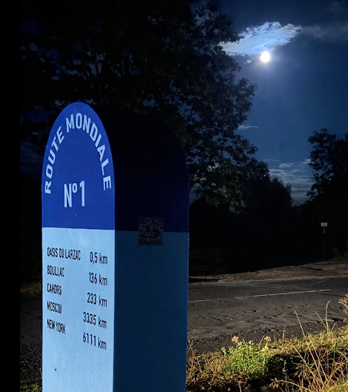 jumelage 
Depuis 75 ans, les citoyens du monde s'efforcent de supprimer les frontières grâce à la création de la Route Sans Frontières. 
Depuis quatre ans, routemondiale.fr travaille à développer cette initiative, avec un premier pas symbolique : l'installation d'une borne à Zagora. Le jumelage entre cette borne est une étape logique pour renforcer les liens entre les communautés.
Jean-Marie Azaïs et Mohamed Bannour ont également uni leurs compétences pour parrainer ces deux bornes.
Impliquer les enfants de l’Oasis du Larzac et de Zagora dans ce projet car ils sont les future citoyennes citoyens du monde. 
Suivez l'actualité de Routemondiale.fr et participez à cette belle aventure en adhérant à l'association. Les échanges entre les enfants du monde représentent notre avenir.
