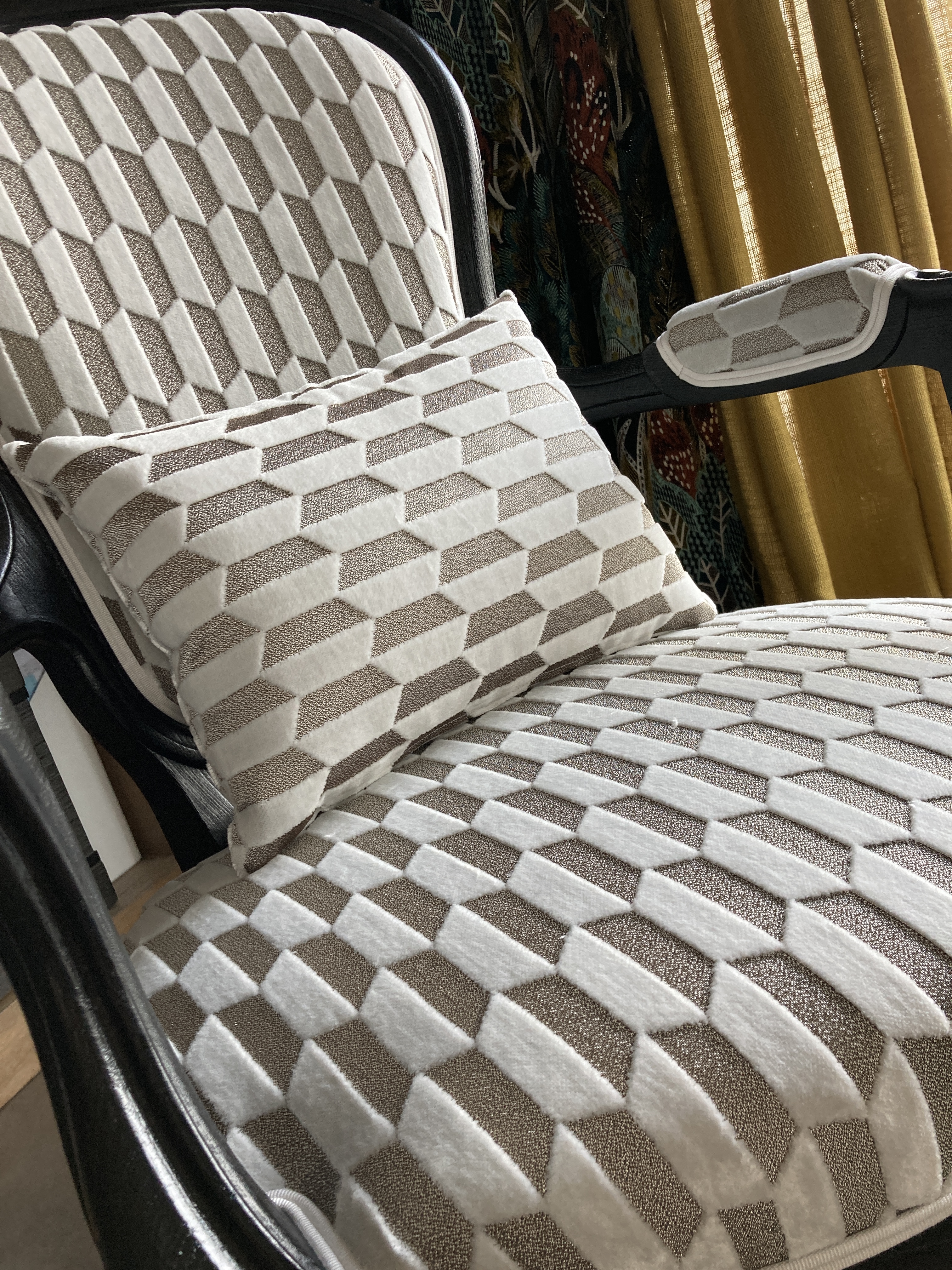 Tapissier decorateur saint medard en jalles merignac pessac saint aubin de medoc le haillan le taillan medoc eysines atelier les renaissances relooking meuble bordeaux refection fauteuil lacanau carcan