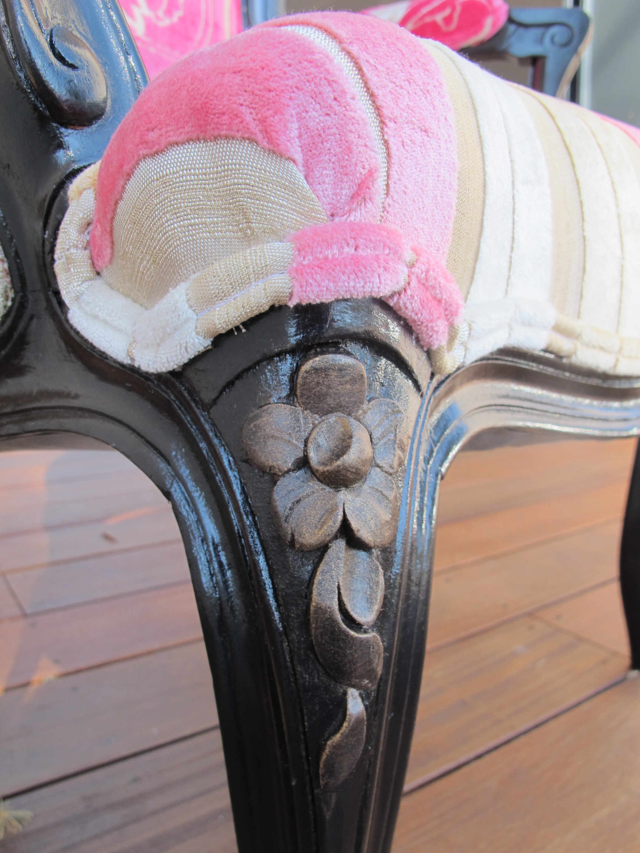 Refection restauration relooking fauteuil chaise canape meuble cabriolet 5 tapissier decorateur bordeaux saint medard en jalles atelier les renaissances