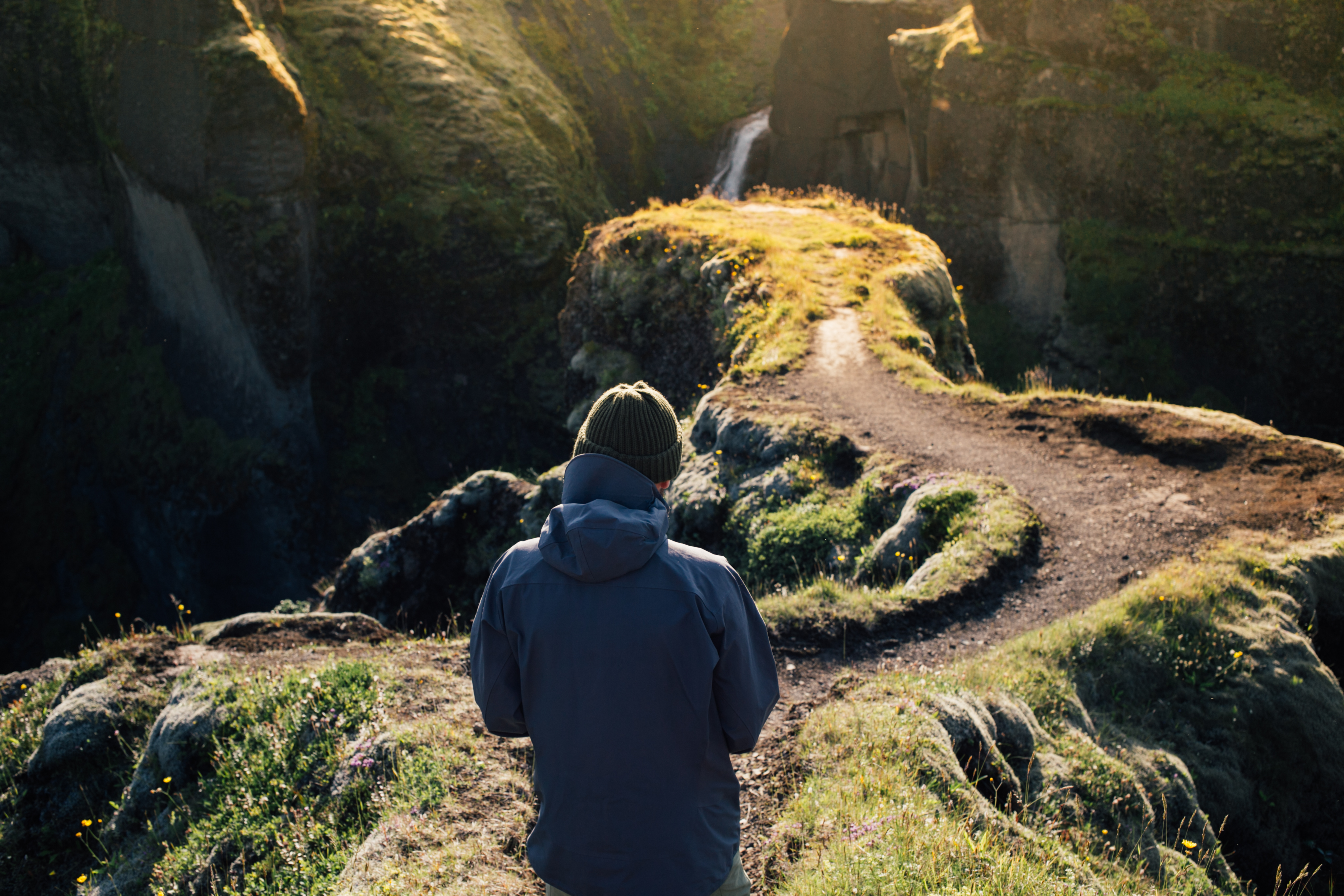 Le-voyageur-explore-le-paysage-accidente-de-l-islande