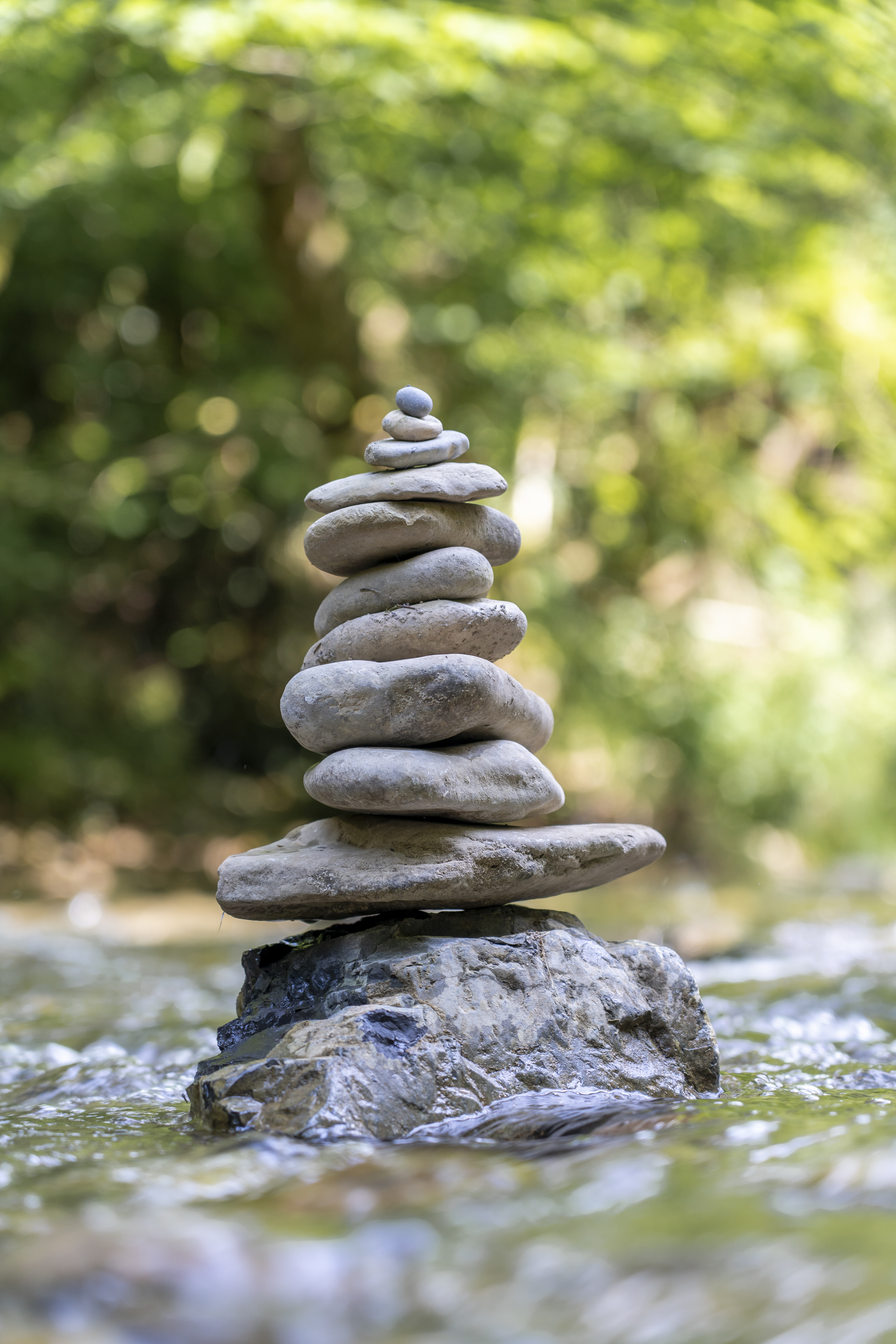 Capture-verticale-d-une-pyramide-de-pierres-en-equilibre-sur-l-eau-d-une-riviere