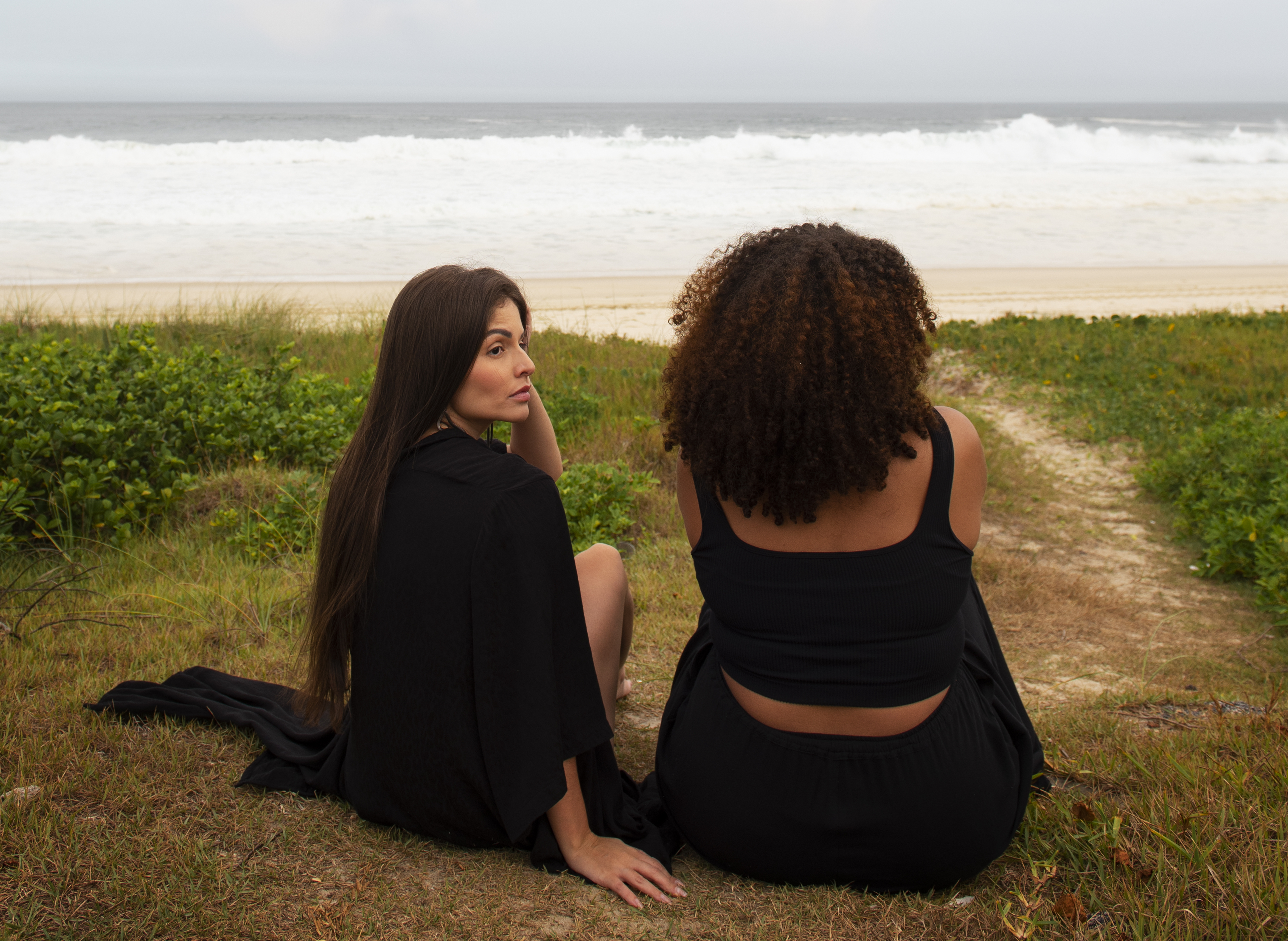 Femmes-tristes-pres-de-la-mer