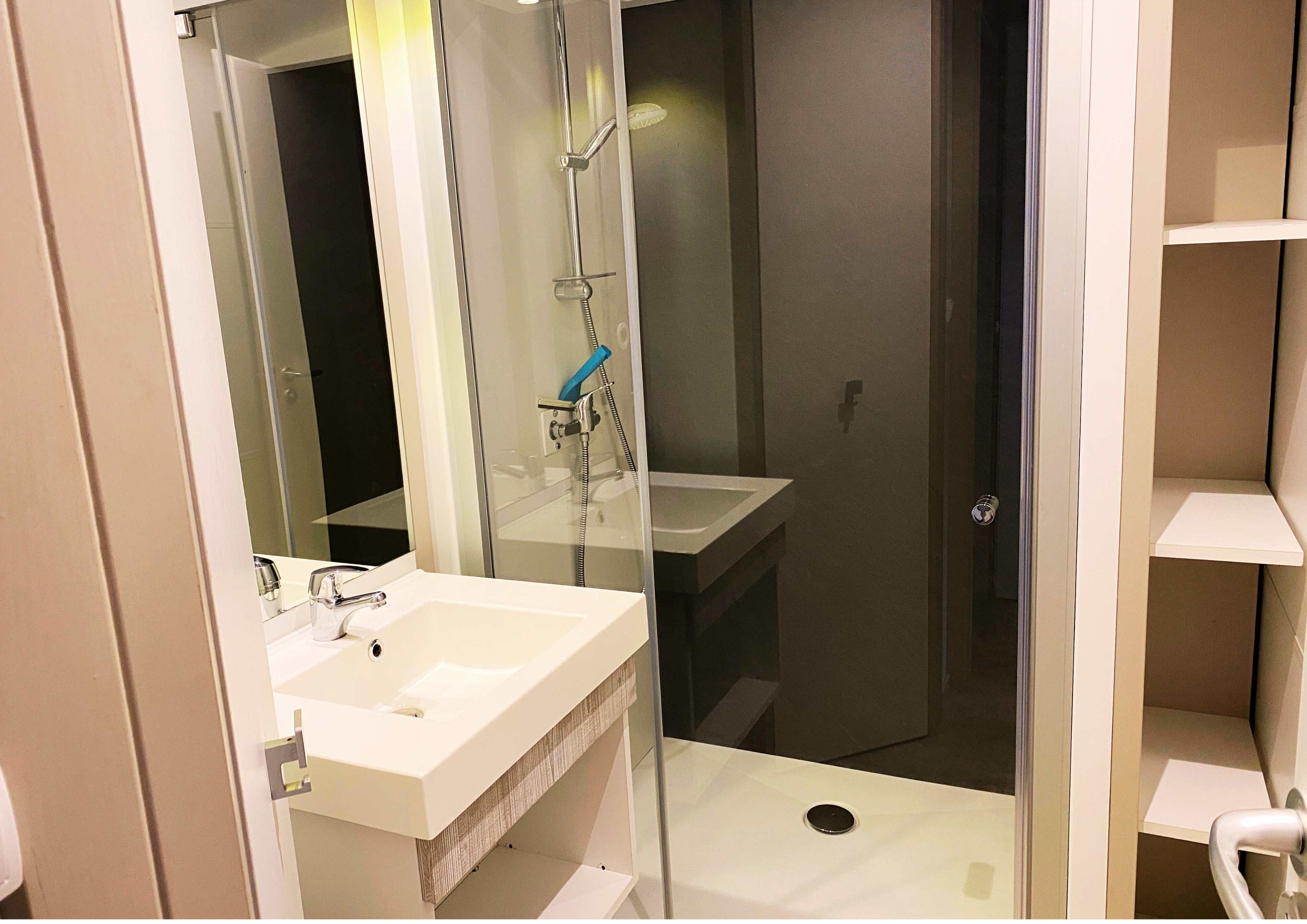 Salle de bain chalet 5 places camping correze saint martin la meanne