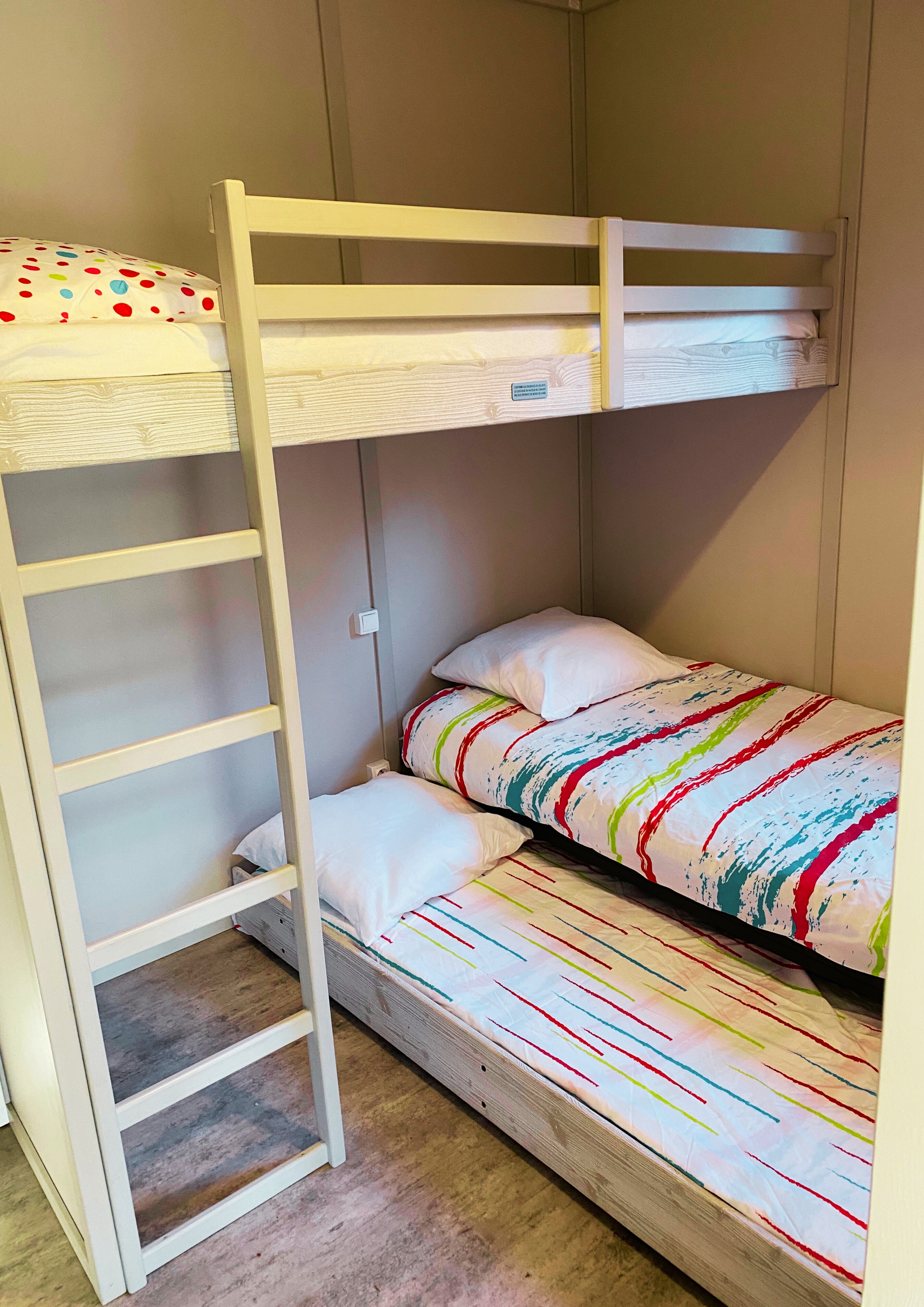 Chambre triple chalet 5 places camping correze saint martin la meanne