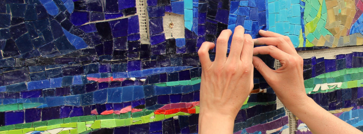Main-mosaiste-mosaique-bleu-ora