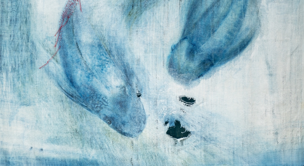 Kawaba - détail - La toile de chanvre légère laisse passer la lumière.
Une toile idéale pour mettre en valeur la matière d'un mur.
Kakemono- Huile et broderies sur toile libre 103 x 270 cm