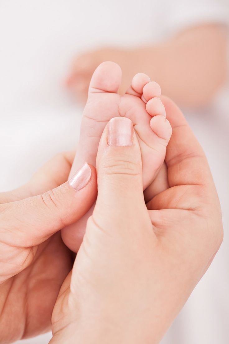 Massage-des-pieds-pour-be-be-