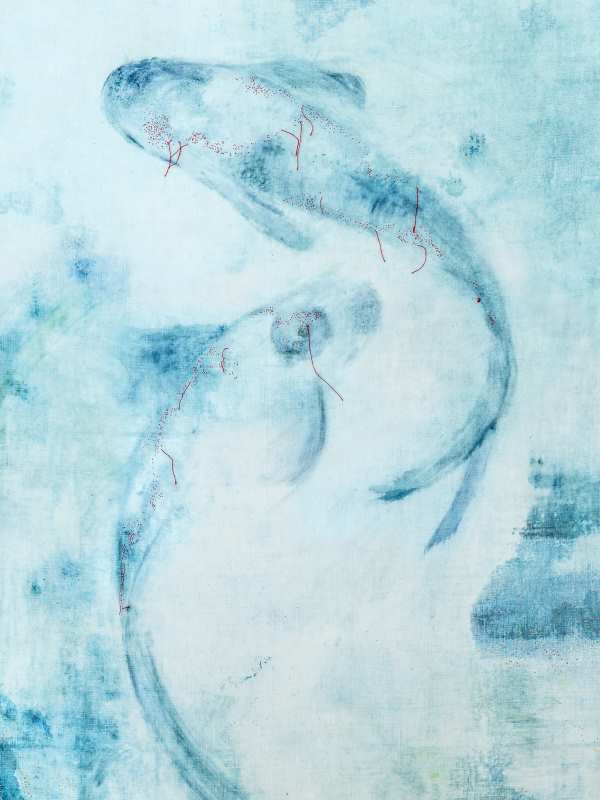 Oyagy - Les poissons remontent le courant tranquillement (détail) : deux carpes koï peintes à l’huile sur toile libre 100x260 cm.Réhauts brodés, fils rouge et or.  Bleus aquatiques et motifs organiques. Toile légère avec système d’accrochage intégré.
Huile et broderies sur toile libre
100 × 260 cm