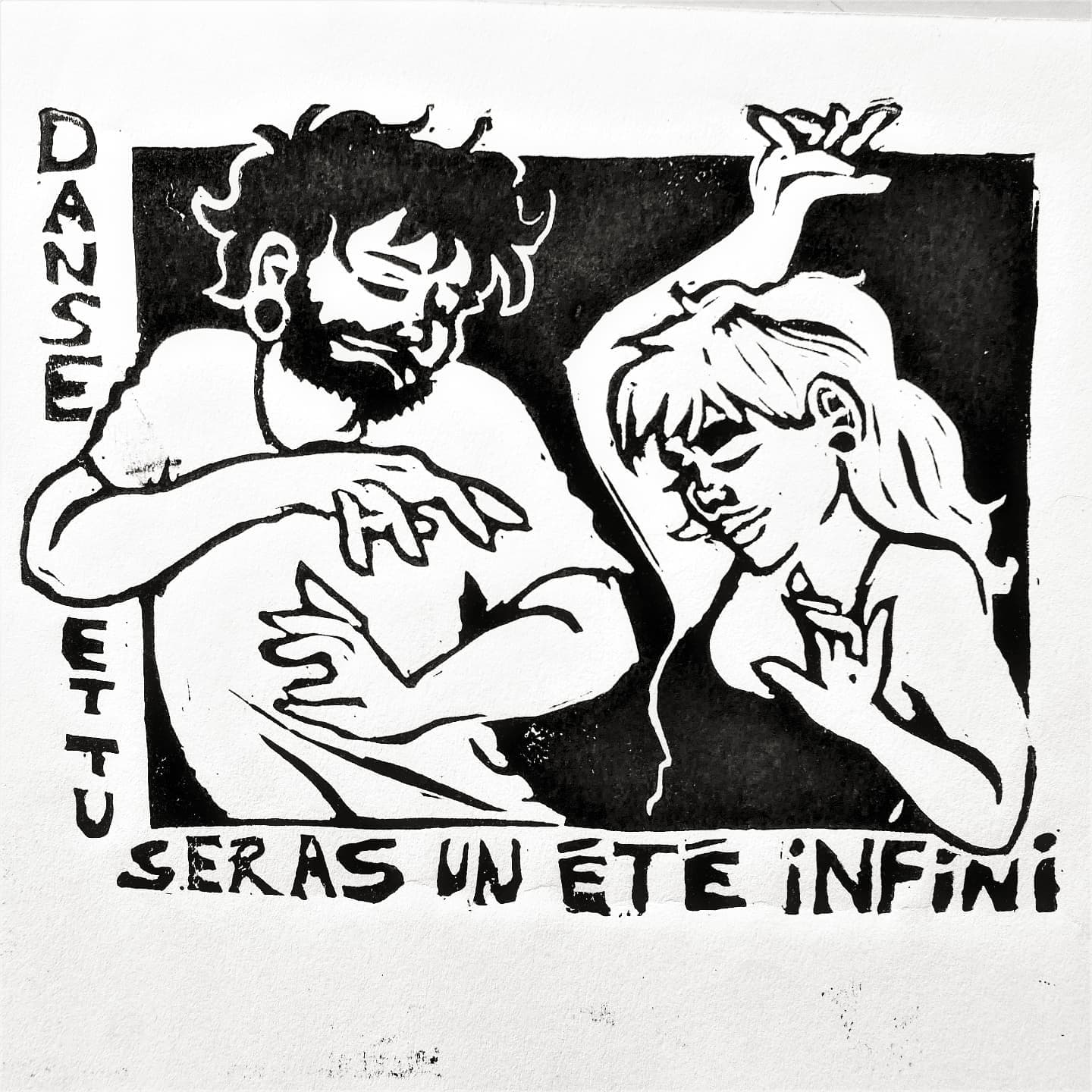 Une linogravue représentant deux personnes en train de danser avec les paroles "danse et tu sera un été eternel" de la chanson "Maintenant ou jamais" du groupe Catastrophe