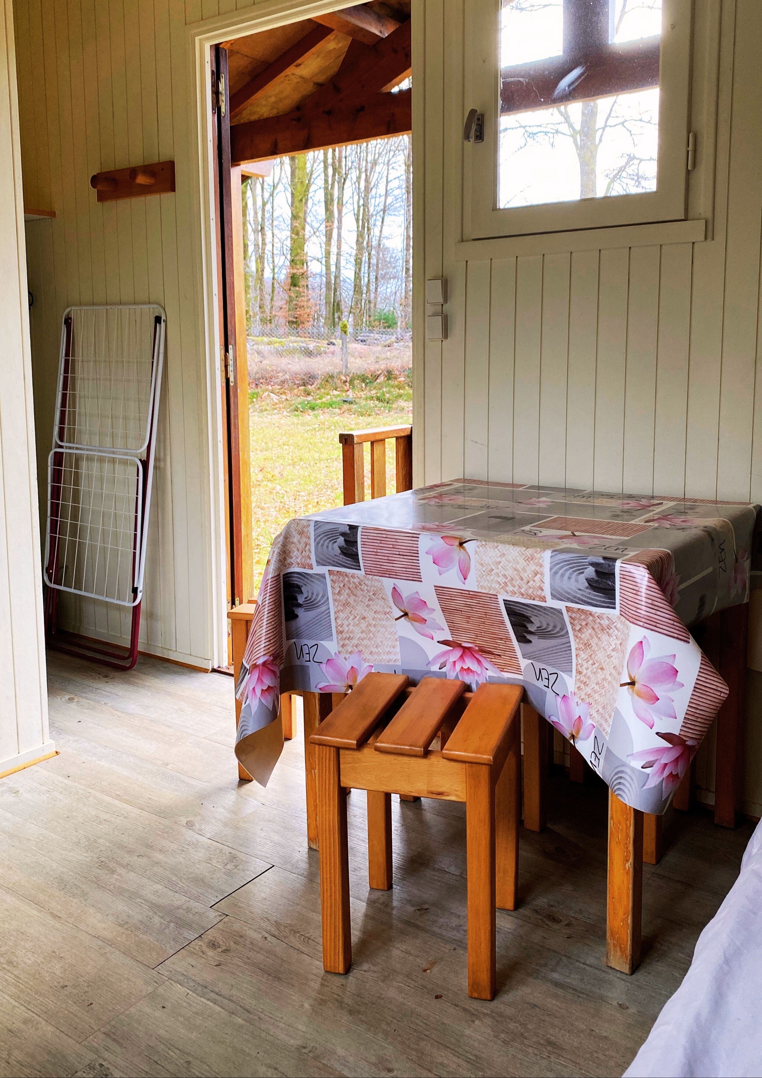 Cabane en bois interieur3 camping le vert bois correze