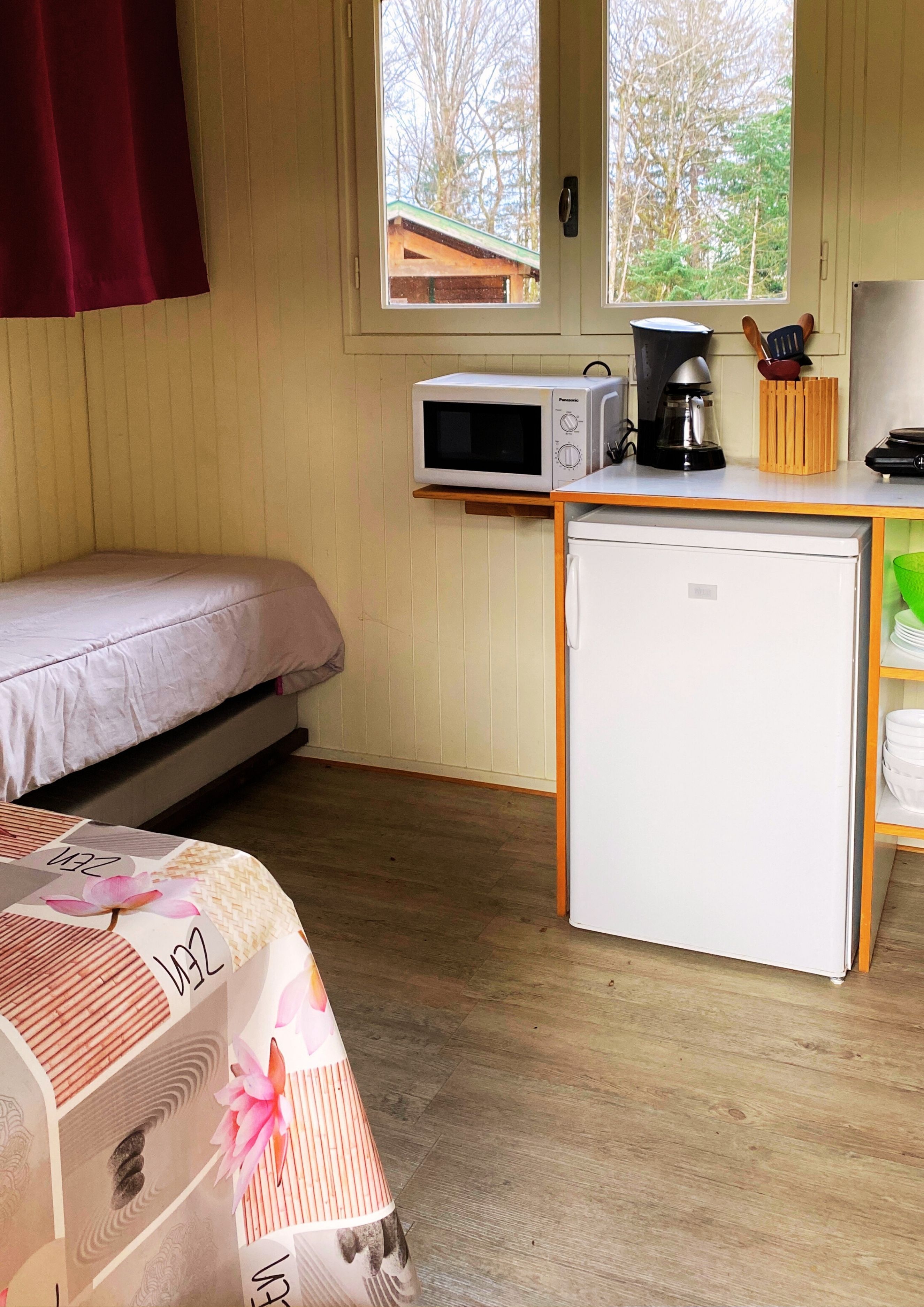 Cabane en bois interieur2 camping le vert bois correze