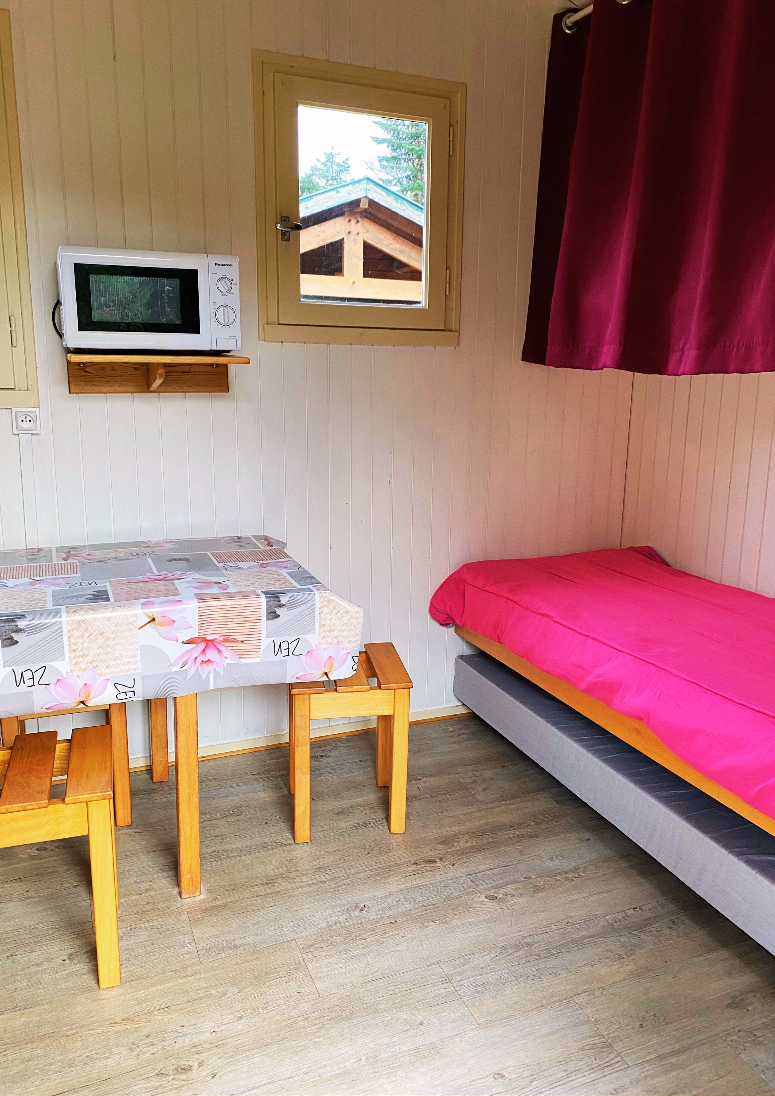 Cabane bois interieur1 camping le vert bois correze