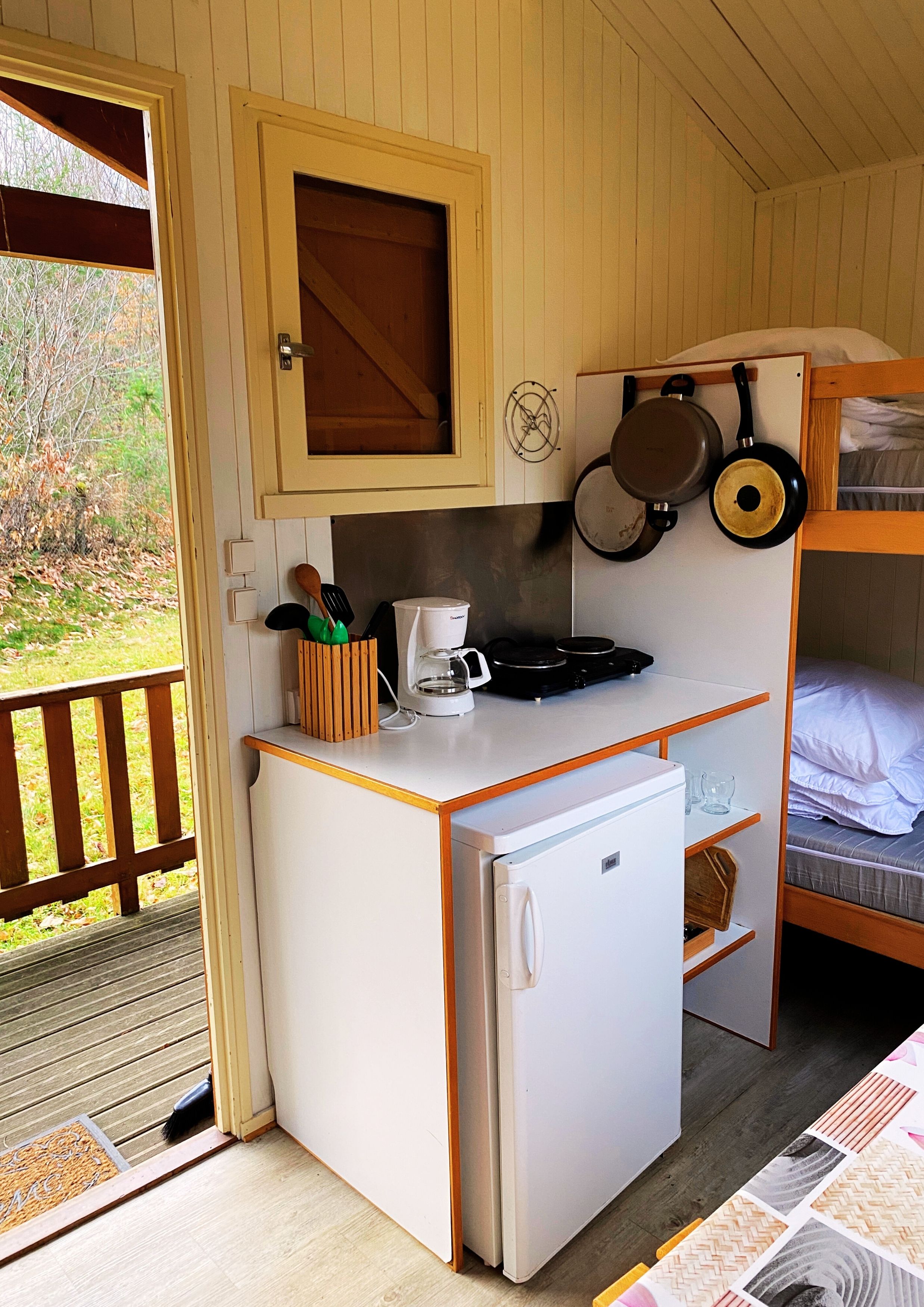 Cabane bois interieur3 camping le vert bois correze