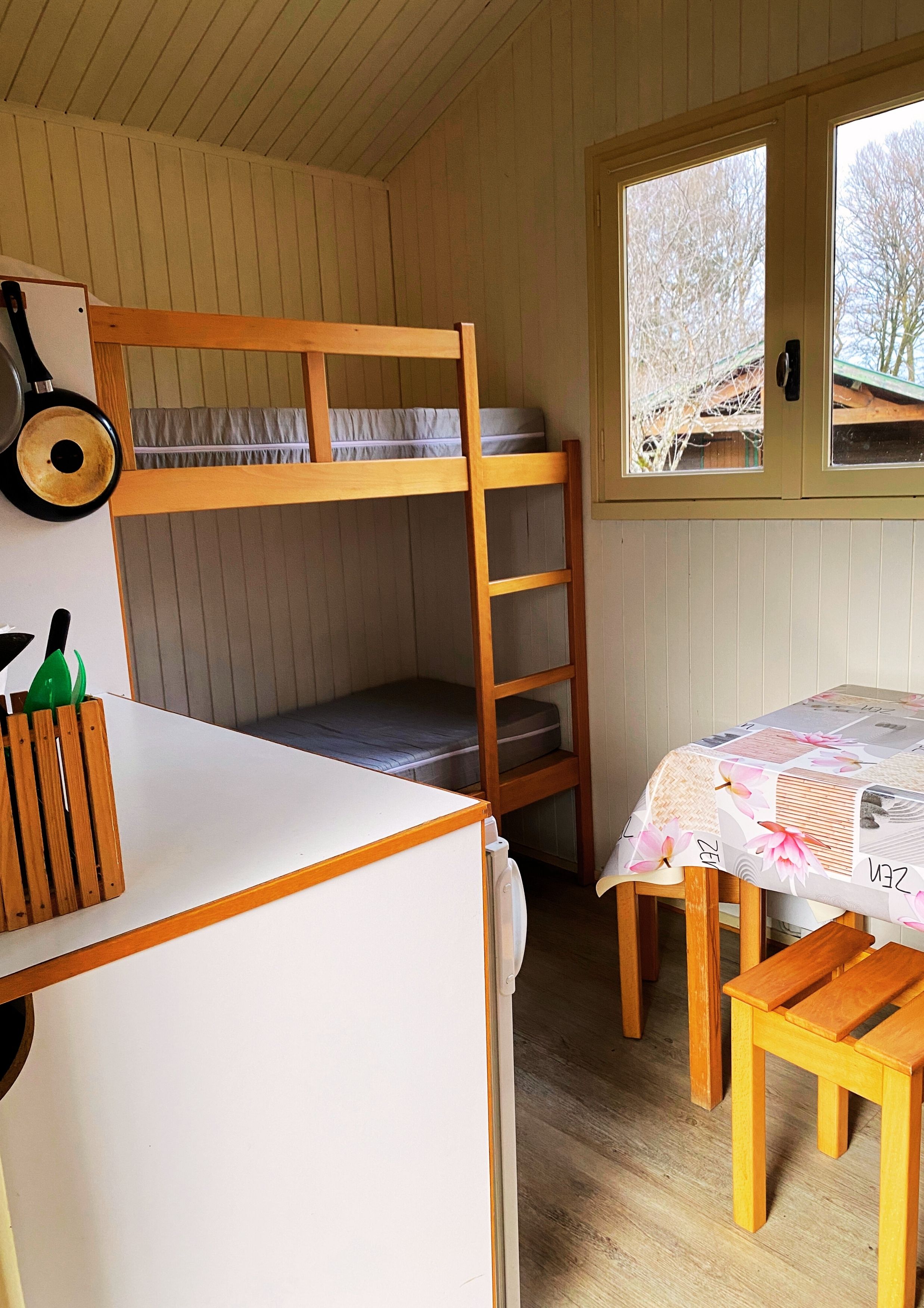 Cabane bois interieur2 camping le vert bois correze