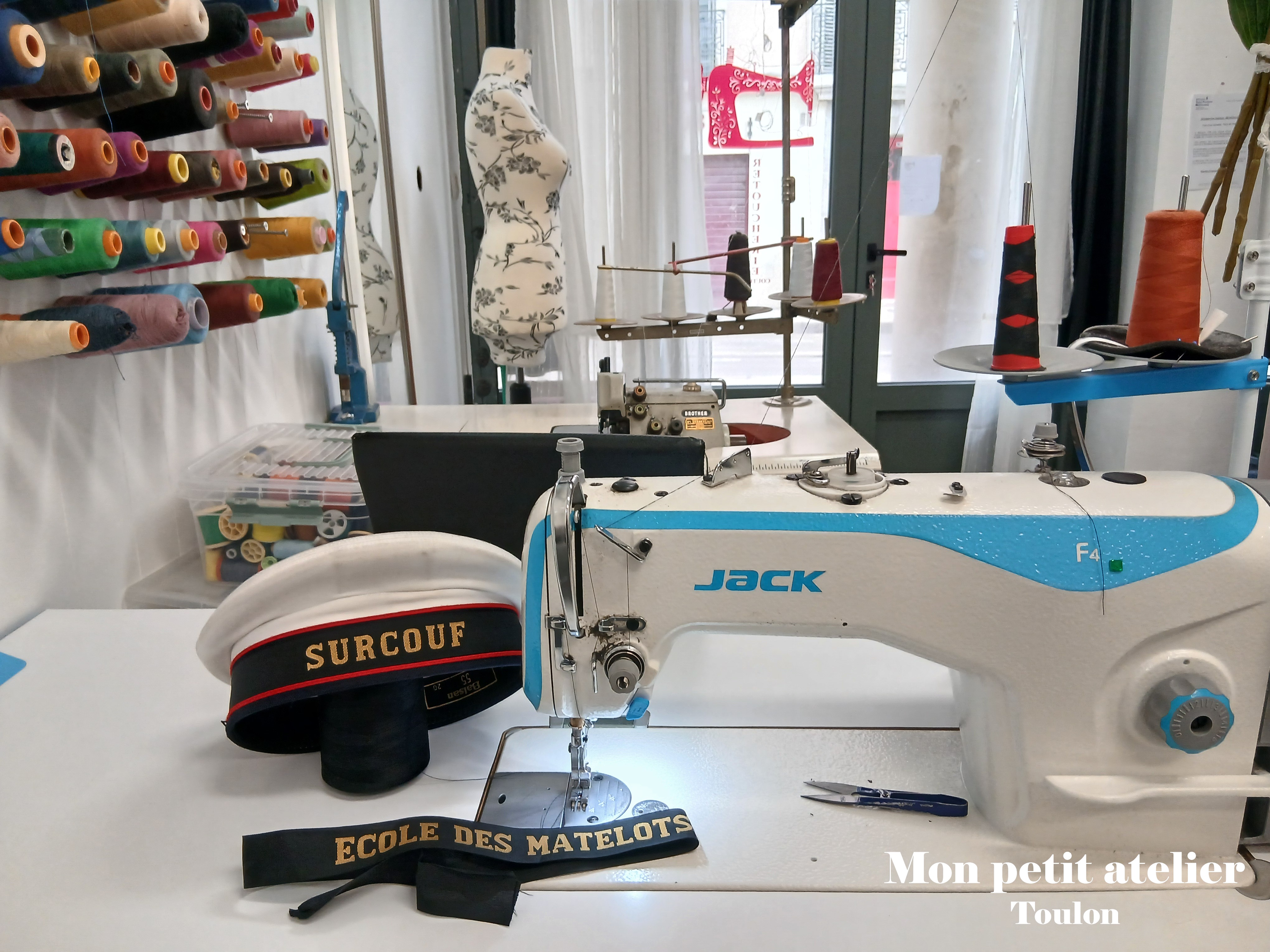 La couture des uniformes à Toulon