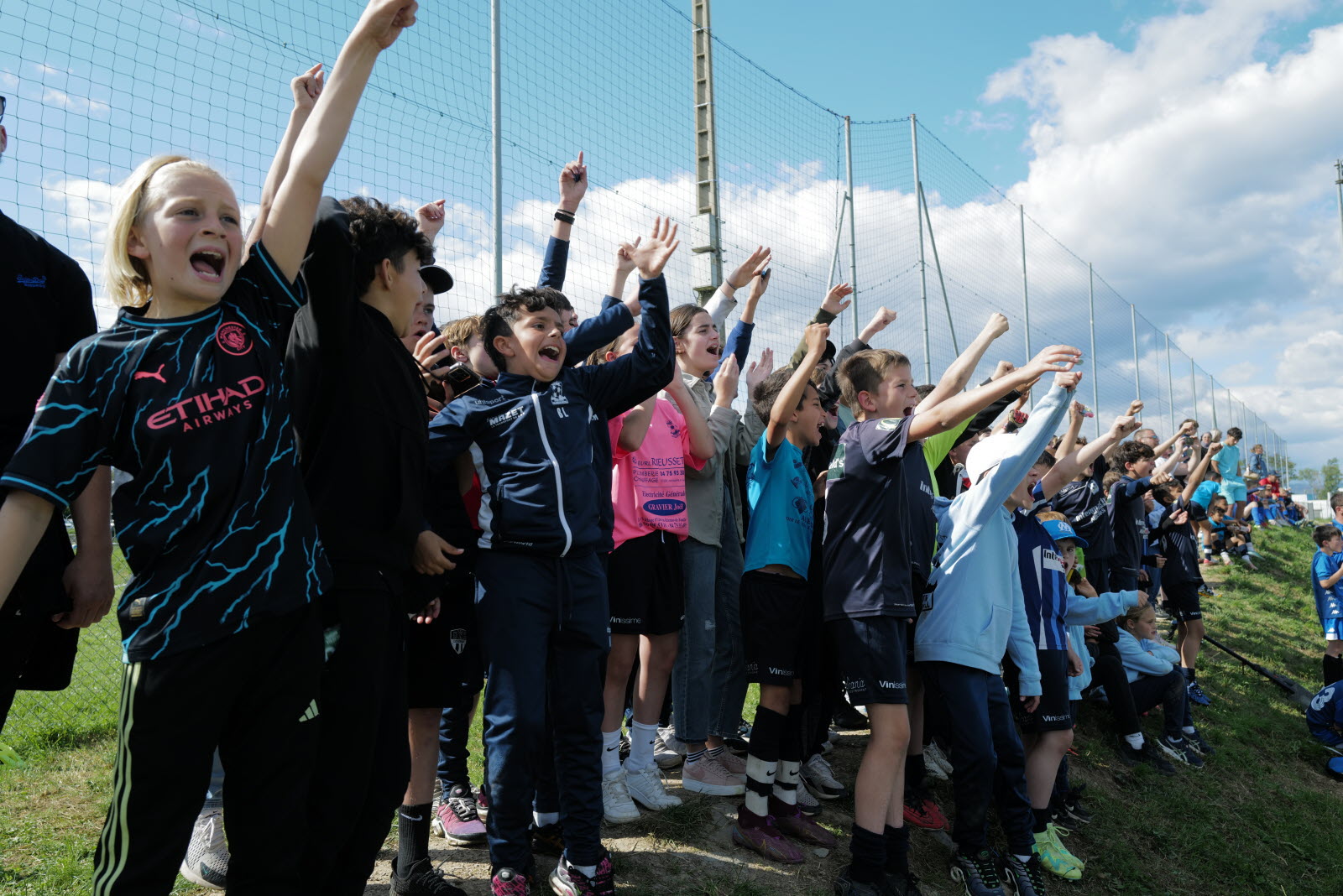 Ce mercredi plus de 250 joueurs du bassin d aubenas ages de 10 et 11 ans sont venus s opposer sur les terrains du stade ripotier pour le tournoi gineste 1715196452