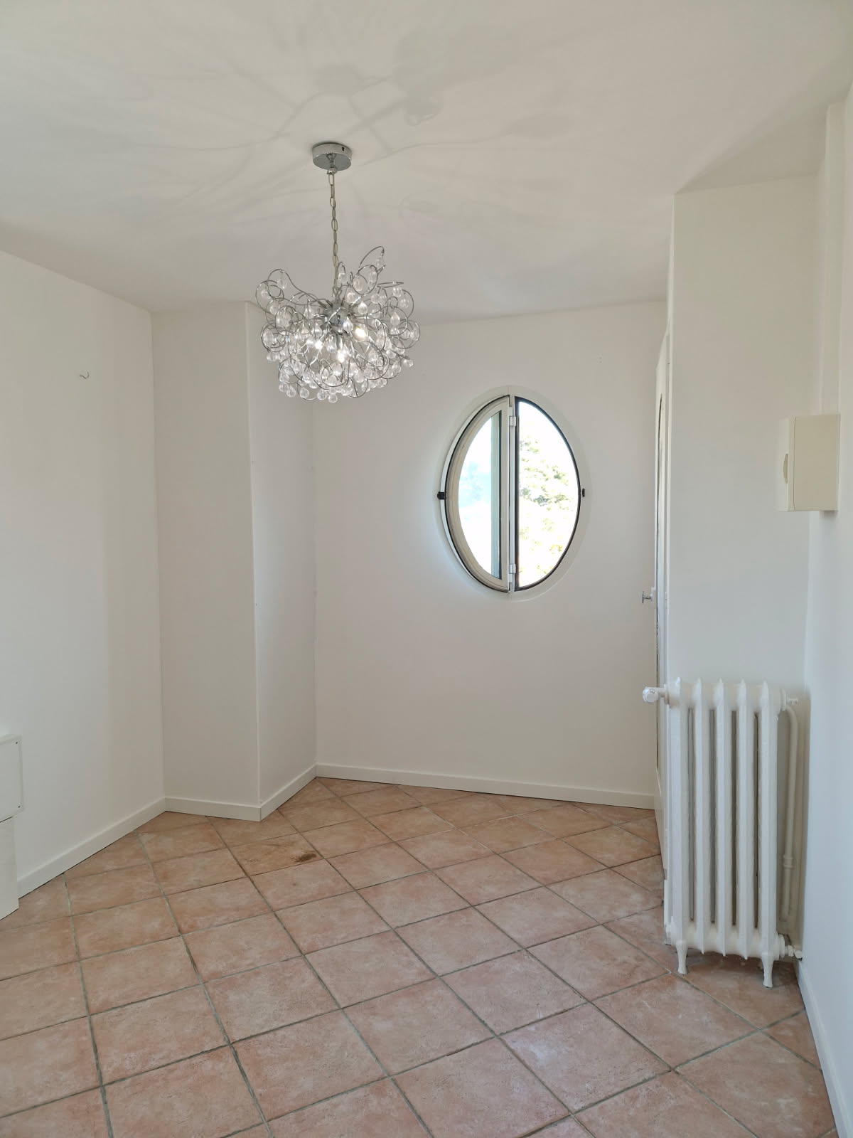 Avant / après remise en état des peintures d'appartement entre 2 locataires en 2026.
