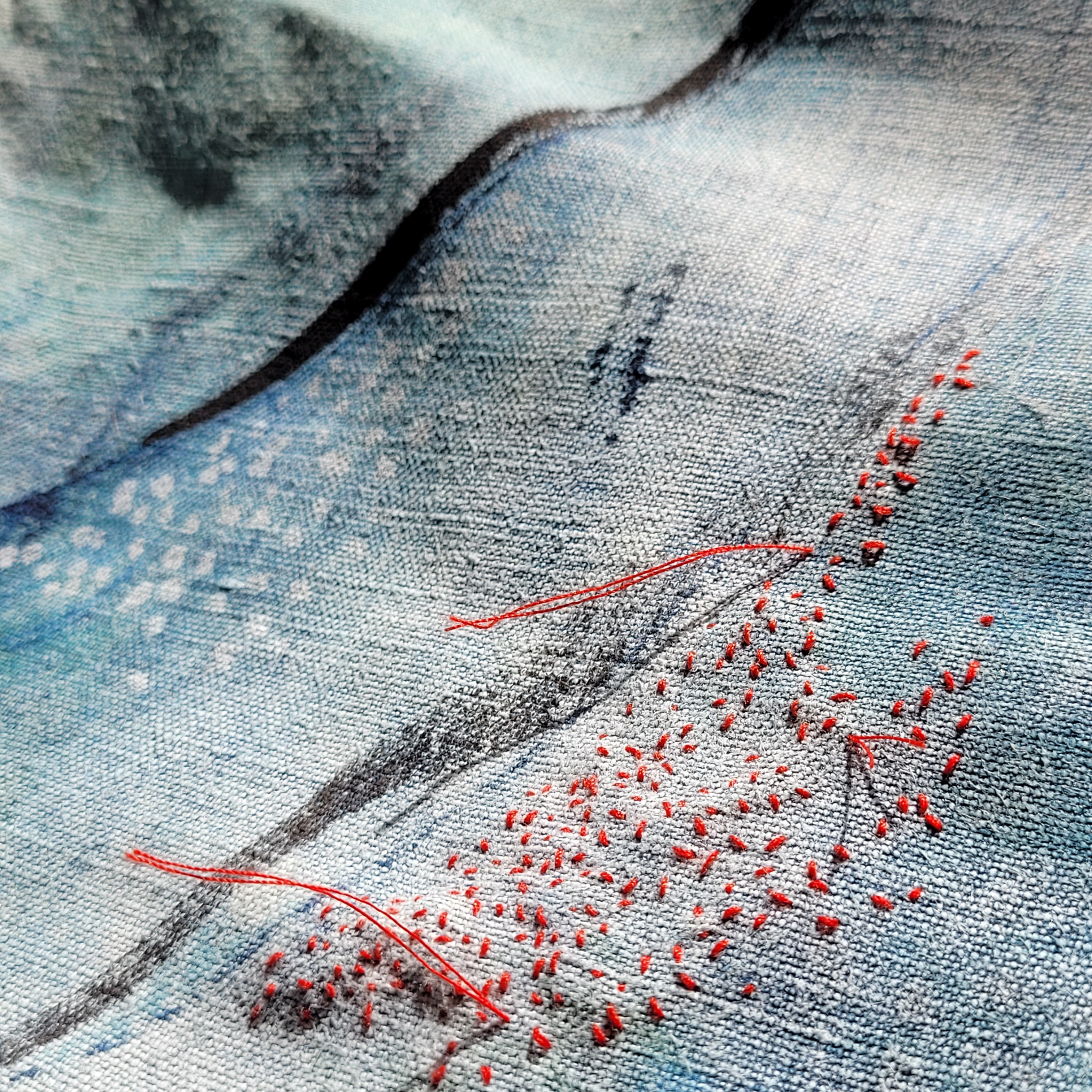Collection Habits, Encre, huile et broderie sur étoffe ancienne, détail, Laurence Bernard,