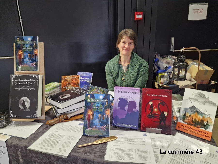 Evelyne Chotteau auteure image salon du livre, dédicace de livres de fantasy, nouvelles et poésies