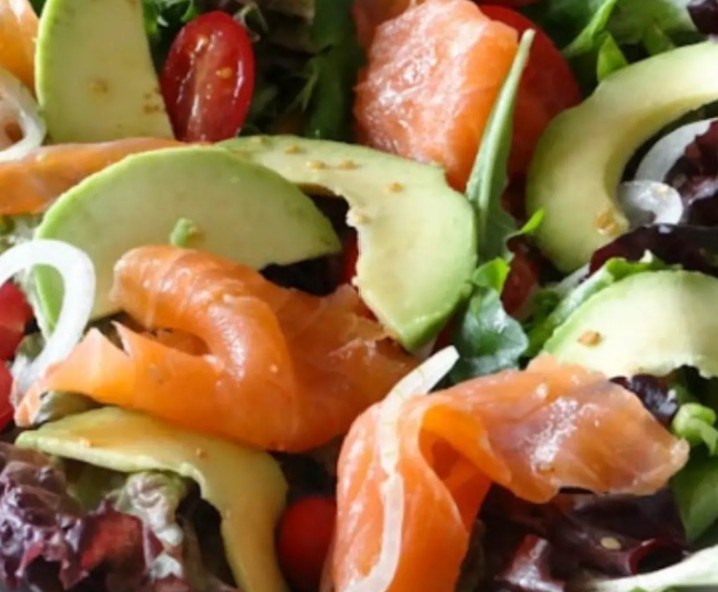 Salade-d-avocat-et-truite-fumee