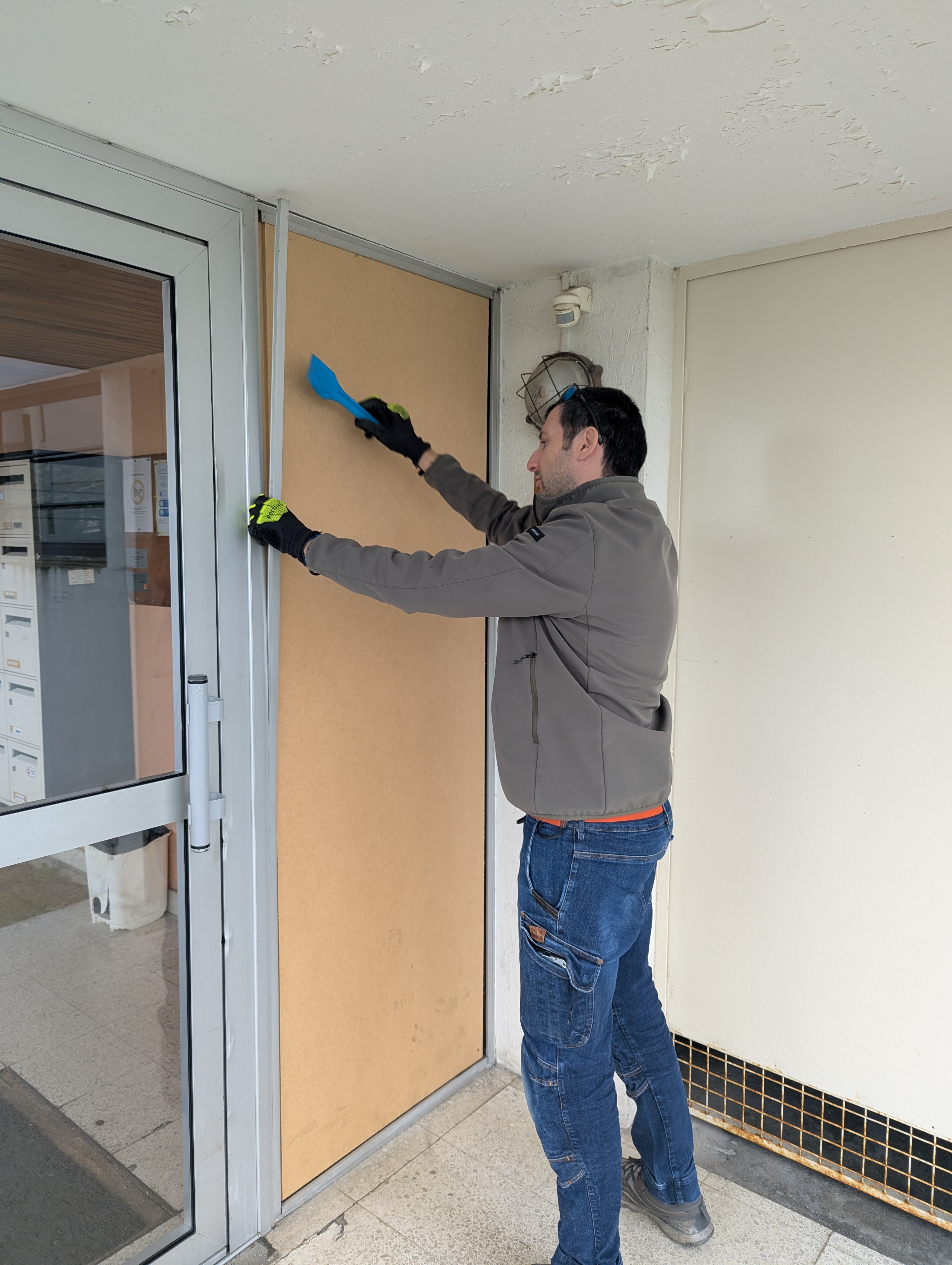 Remplacement d’un vitrage feuilleté 44.2 sur châssis fixe à côté d’une porte d’entrée