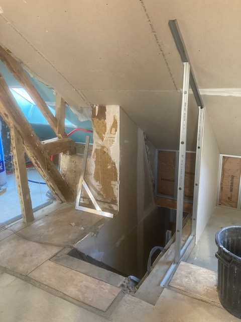 Avo renovation angers amenagement de combles escalier sur mesure placo plomberie electricite isolation sol tubage 26