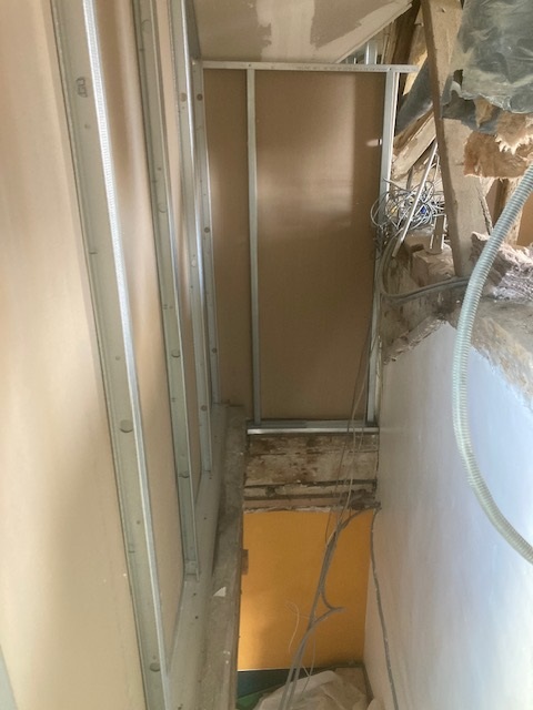 Avo renovation angers amenagement de combles escalier sur mesure placo plomberie electricite isolation sol tubage 29