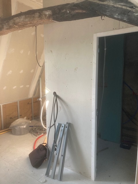 Avo renovation angers amenagement de combles escalier sur mesure placo plomberie electricite isolation sol tubage 24