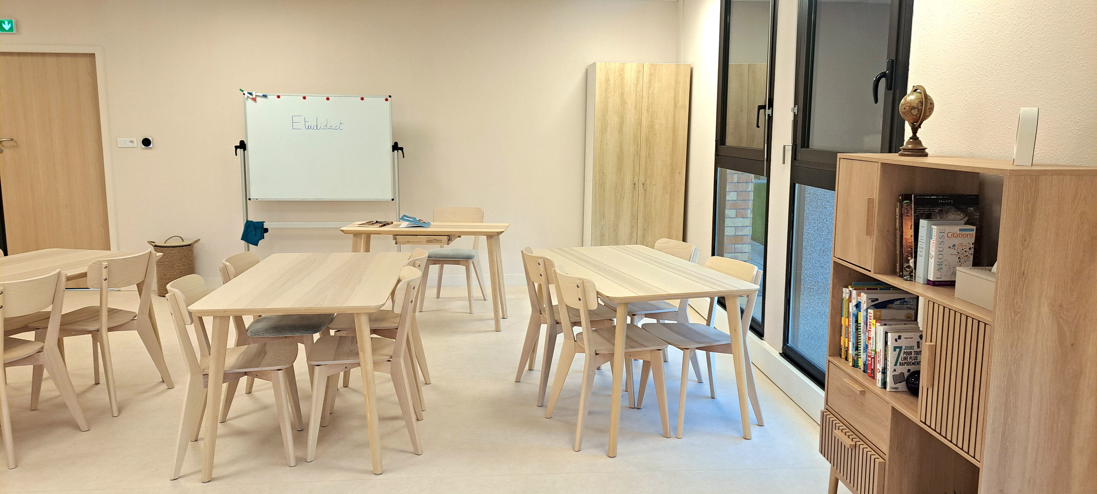 Professeur de soutien scolaire, cours, ateliers créatifs et stages à Cesson Sévigné en Ille et Vilaine, à côté de Rennes. Toutes matières primaire et collège, Français et Histoire niveau bac, preceptorat en esprit critique, savoir vivre à la française et d'ailleurs, généalogie, chant, débat, art oratoire...préceptrice pour cursus d'excellence