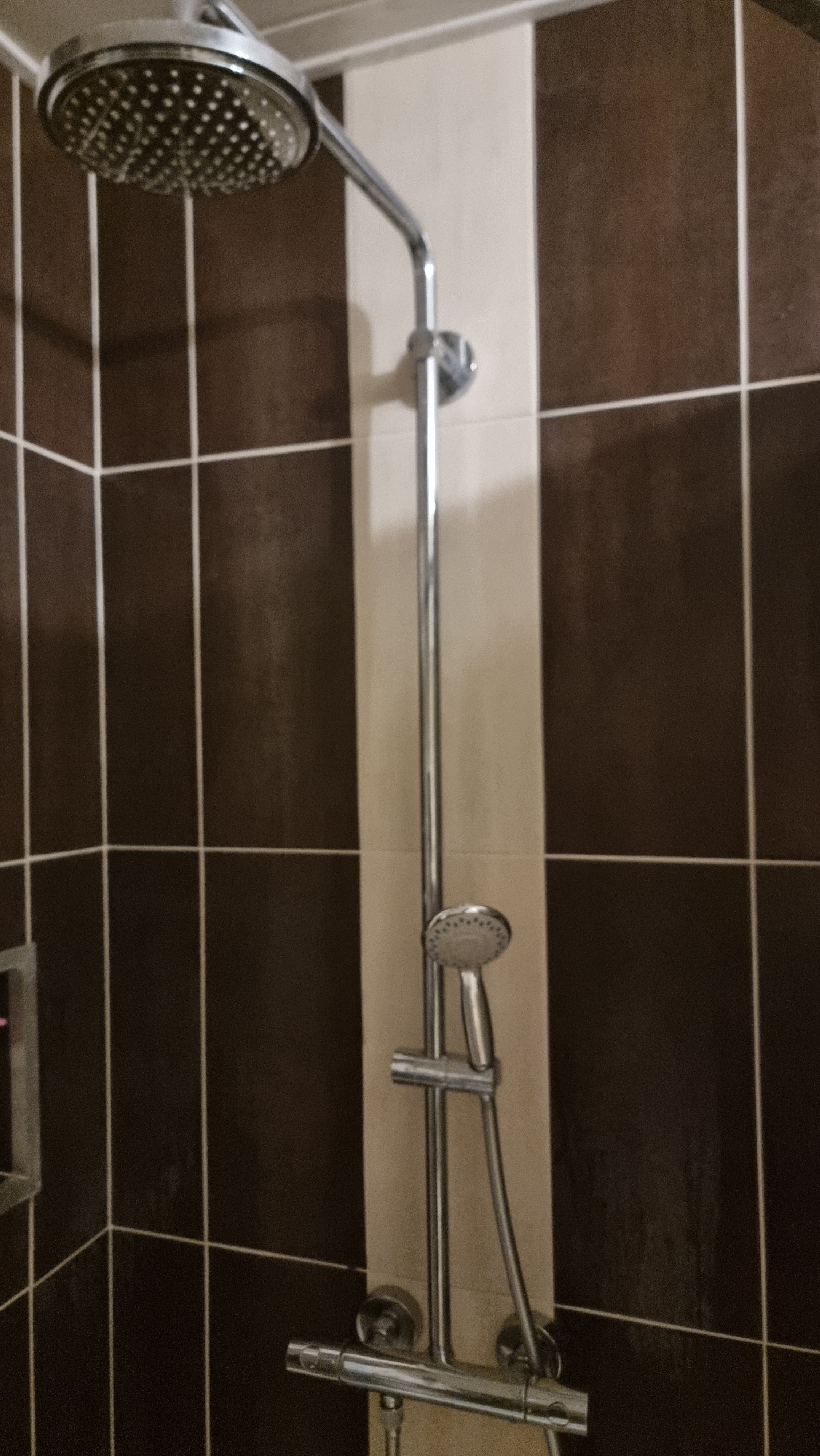 Remplacement de la colonne de douche avec un mitigeur thermostatique de la douche.
Plombier verson.