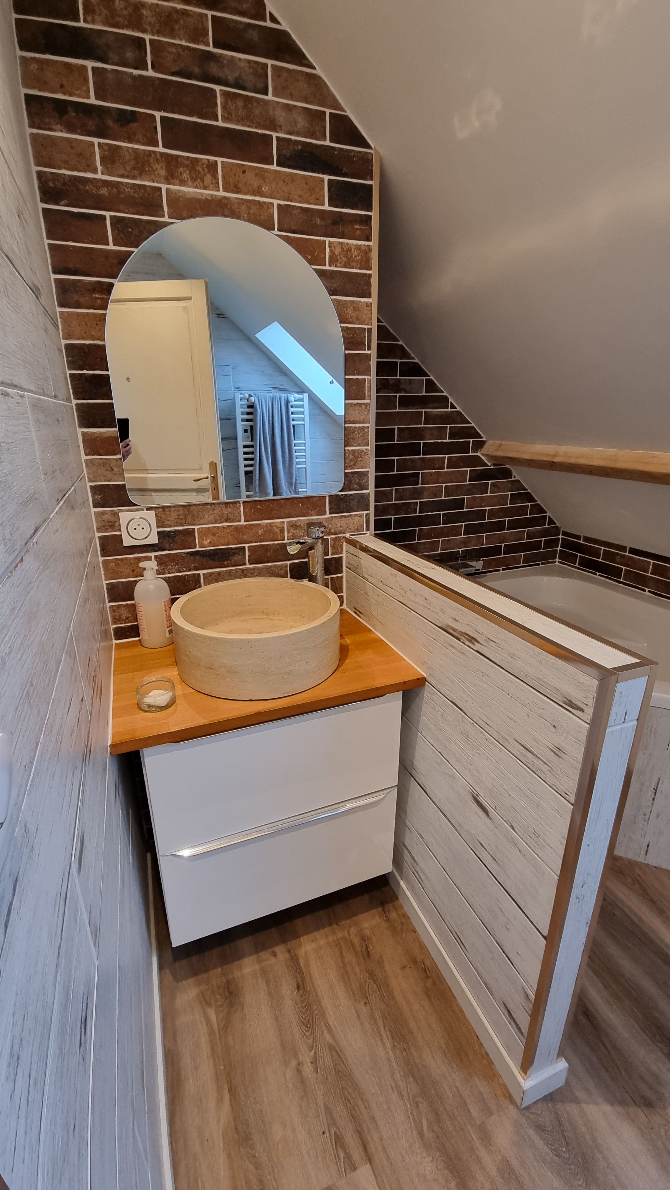 Rénovation de salle de bain. Cette salle de bain n'est pas bien agencée. La sous pente, située au niveau de la baignoire, ne permets pas à des adultes de prendre un bain.
Plombier Caen, Plombier Venoix.
