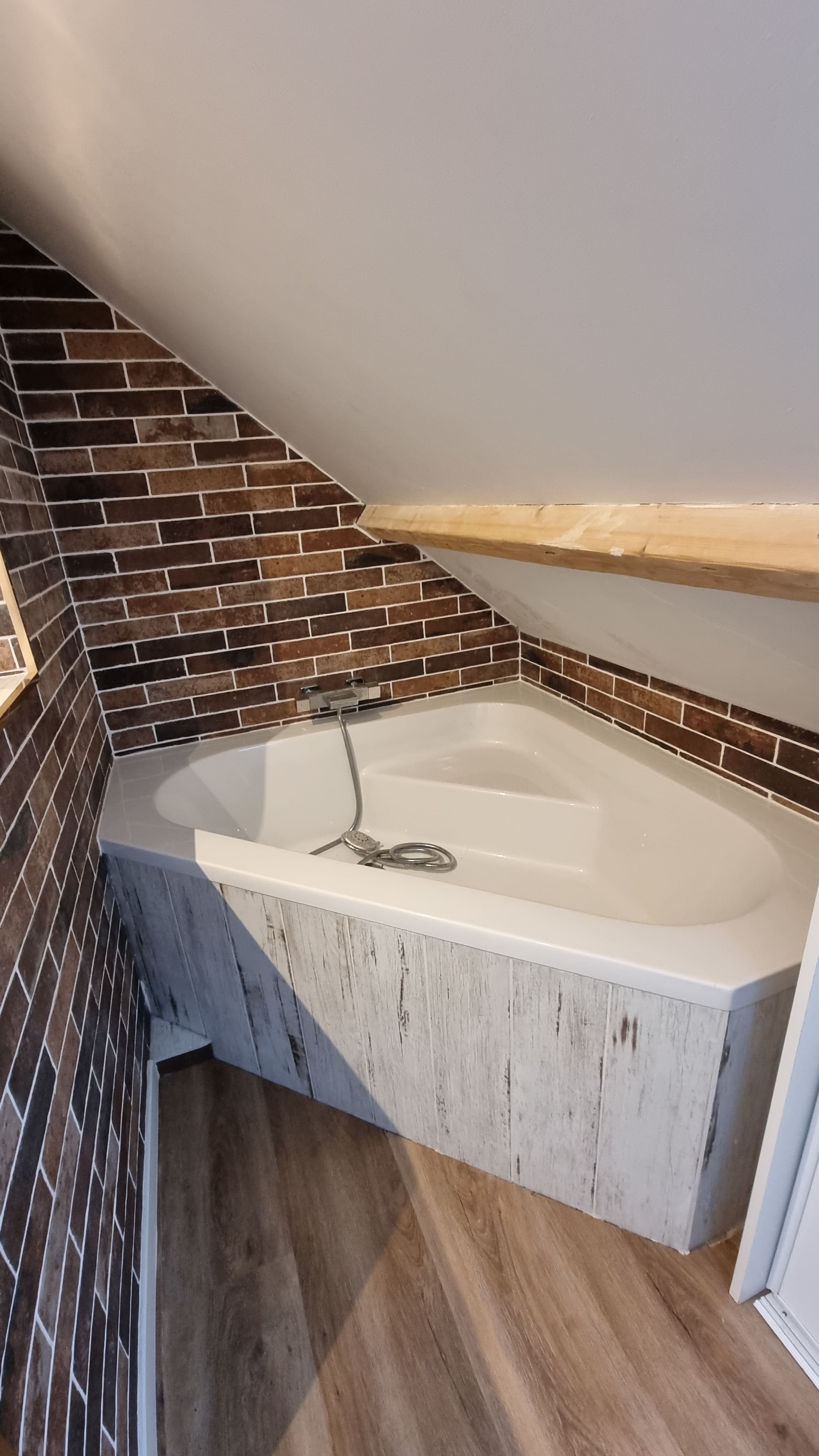 Rénovation de salle de bain. Cette salle de bain n'est pas bien agencée. La sous pente, située au niveau de la baignoire, ne permets pas à des adultes de prendre un bain.
Plombier Caen, Plombier Venoix.