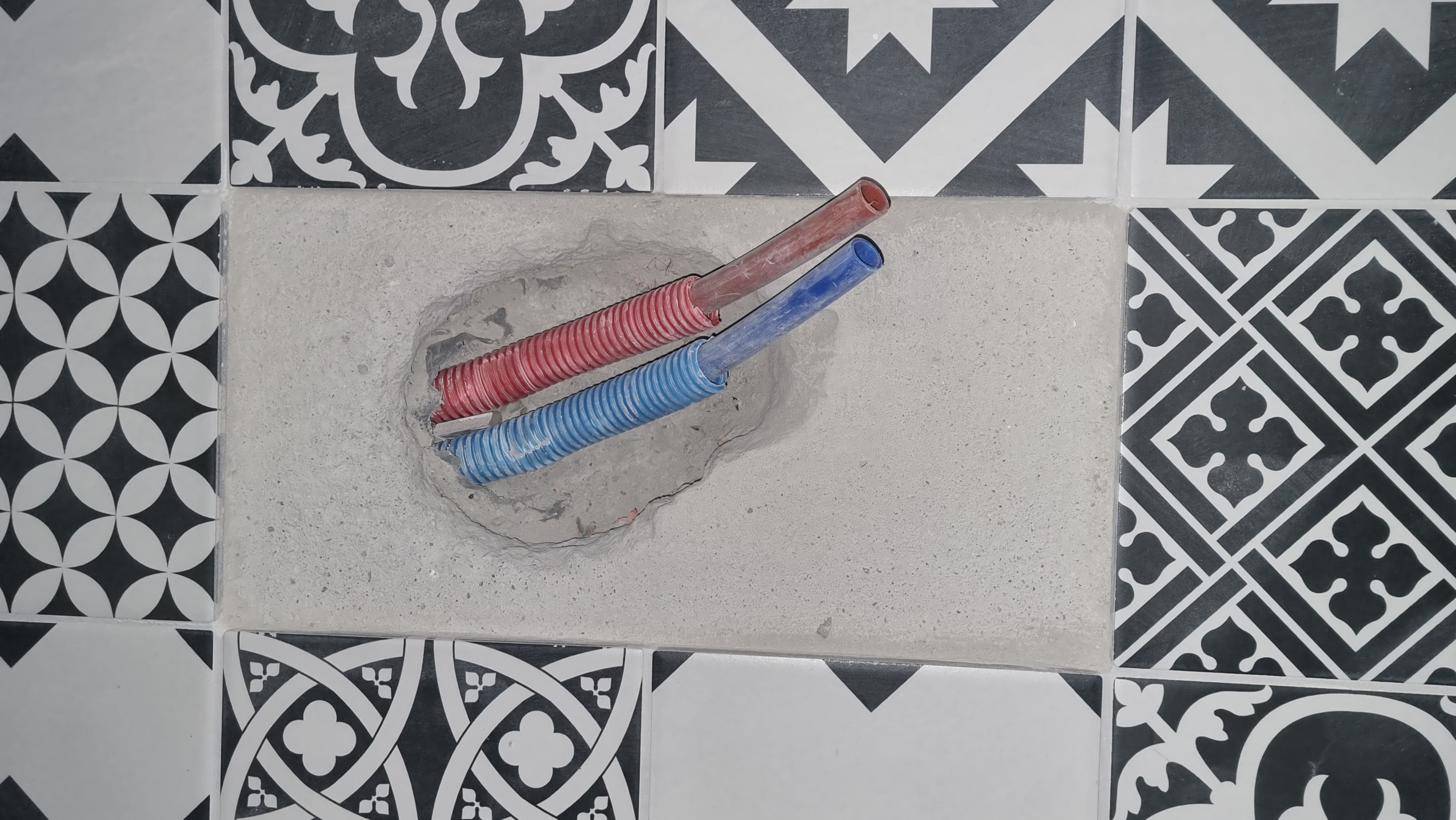 Modification des arrivées d'eaux pour alimenter le mitigeur sur pied.
Pose des raccords à glissement coudés.
Plombier Mouen.