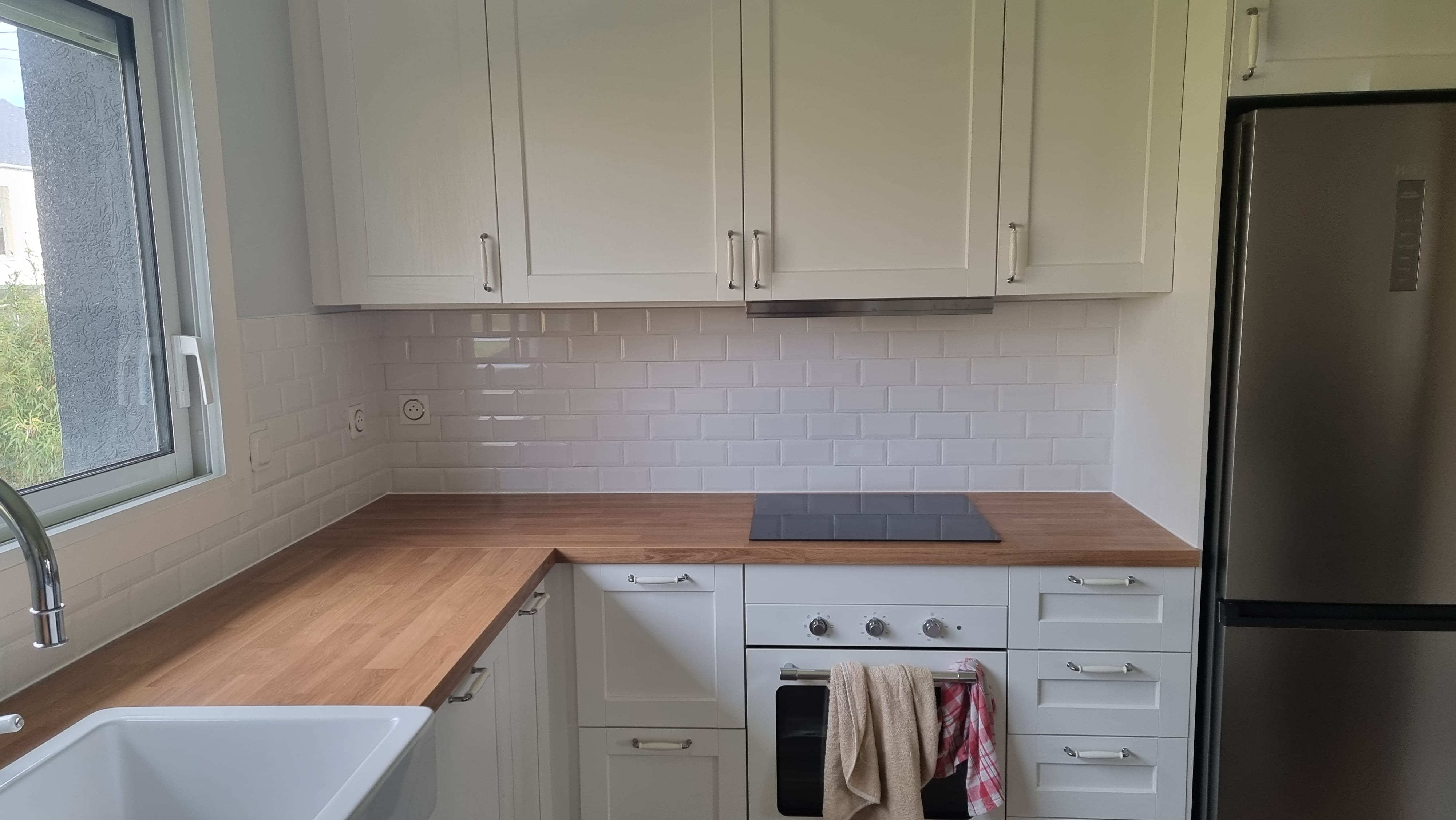 Rénovation d'une cuisine: 
- Pose de la crédence avec une faïence métro.
- Création et pose d'un encadrement de fenêtre.
- Pose d'une corniche située entre le plafond et le mur.
- Modifications de la plomberie.