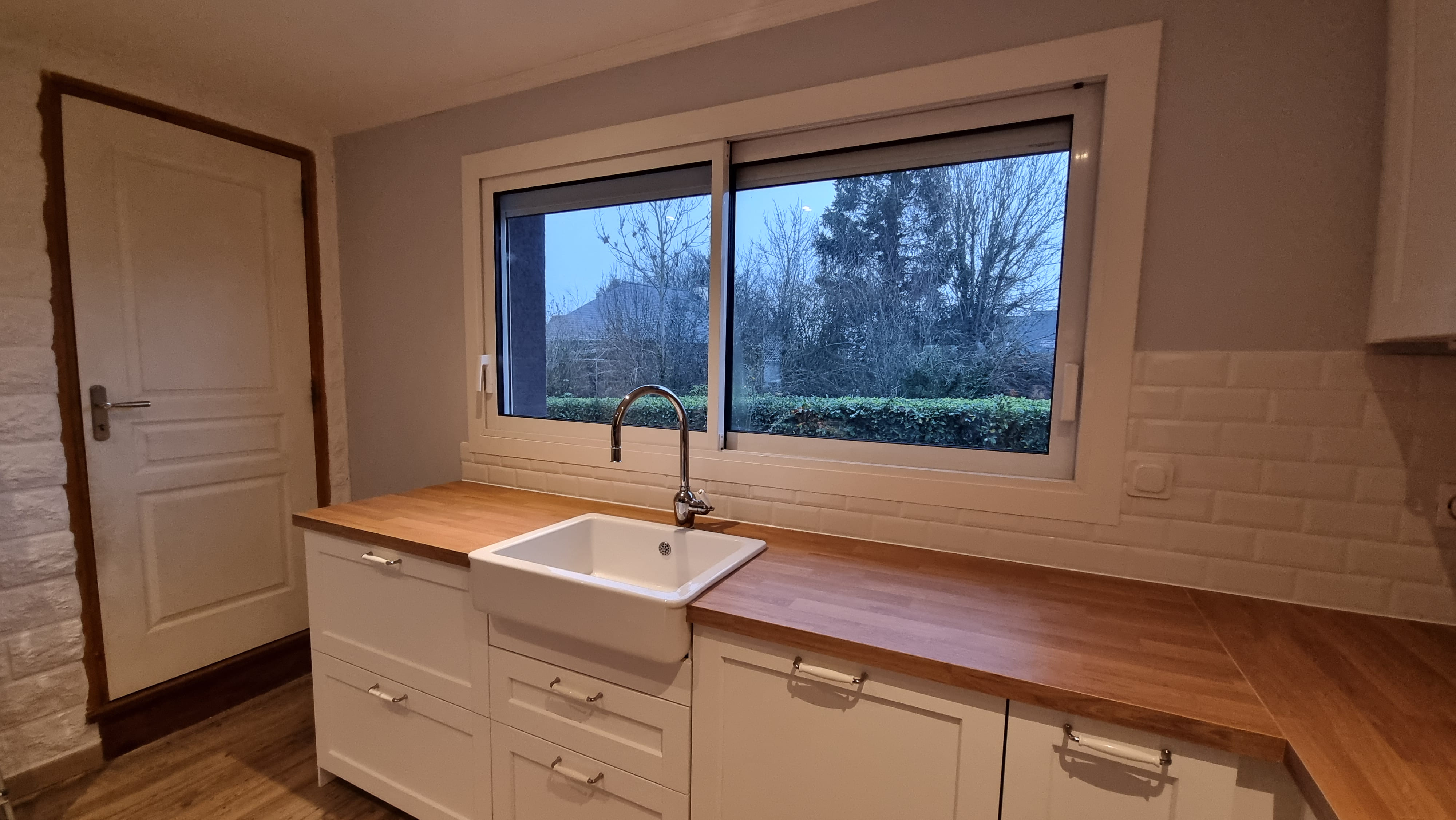 Rénovation d'une cuisine: 
- Pose de la crédence avec une faïence métro.
- Création et pose d'un encadrement de fenêtre.
- Pose d'une corniche située entre le plafond et le mur.
- Modifications de la plomberie.