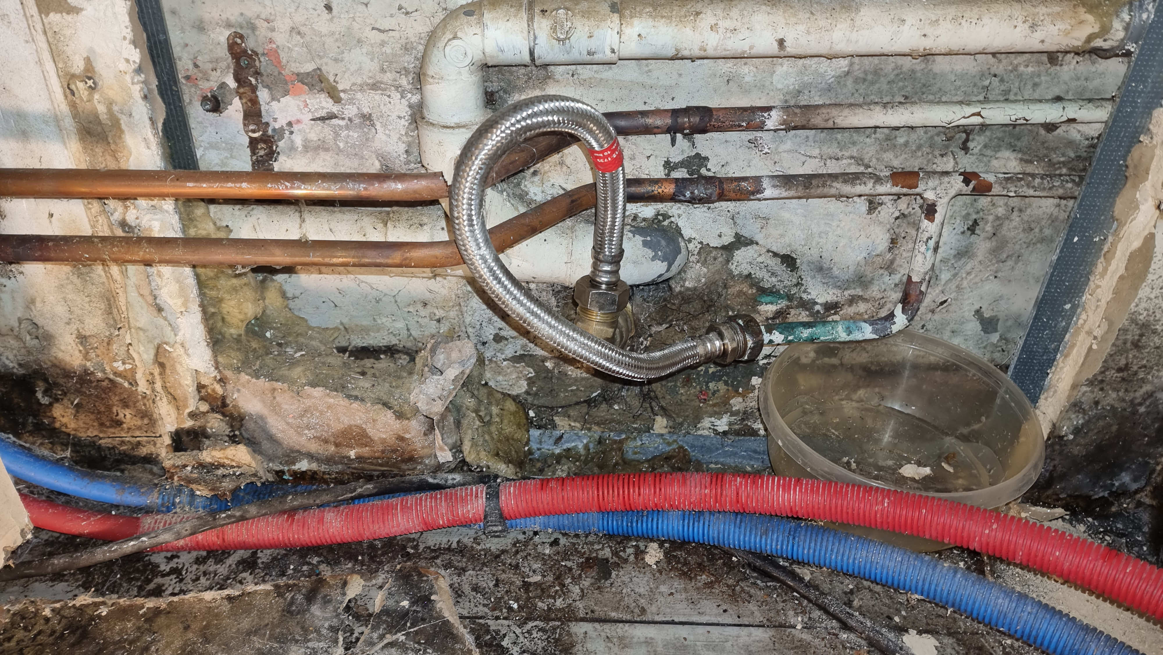 Dégât des eaux. Fuite importante au niveau de la cuisine derrière les meubles. 
Constat, c'est le tube en cuivre qui était fissuré.
Suppression du flexible, mise en place d'une vanne d'arrêt et réparation du tube en cuivre.