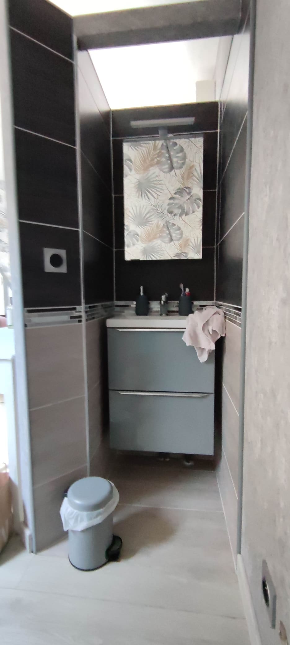 Rénovation d'une chambre.
Création d'un point d'eau (lavabo, pose de meuble de salle de bain, pose d'un évier et d'un meuble avec miroir. 
Plombier Mondrainville.
Plombier Tourville sur odon.